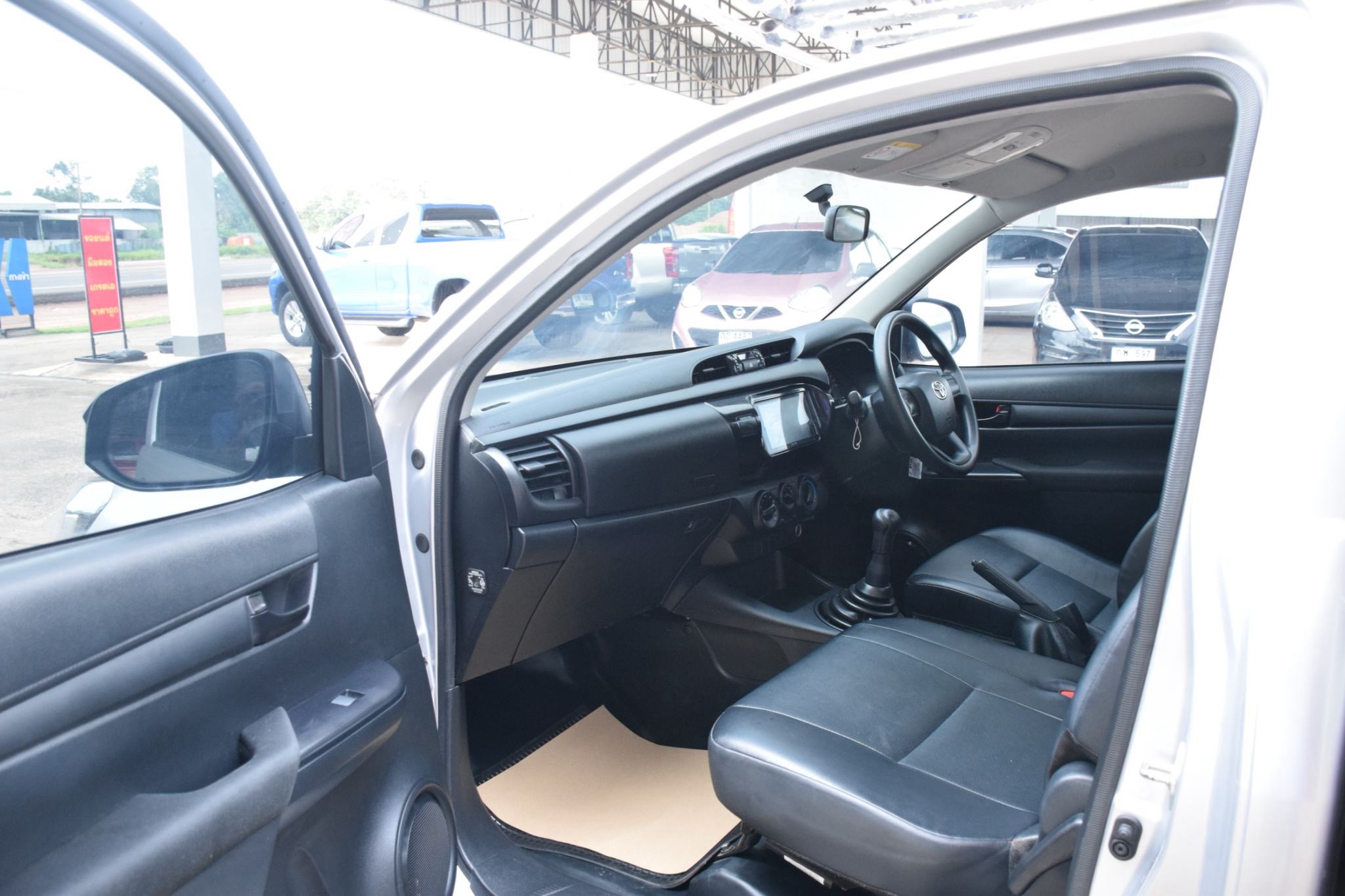 Car image 14