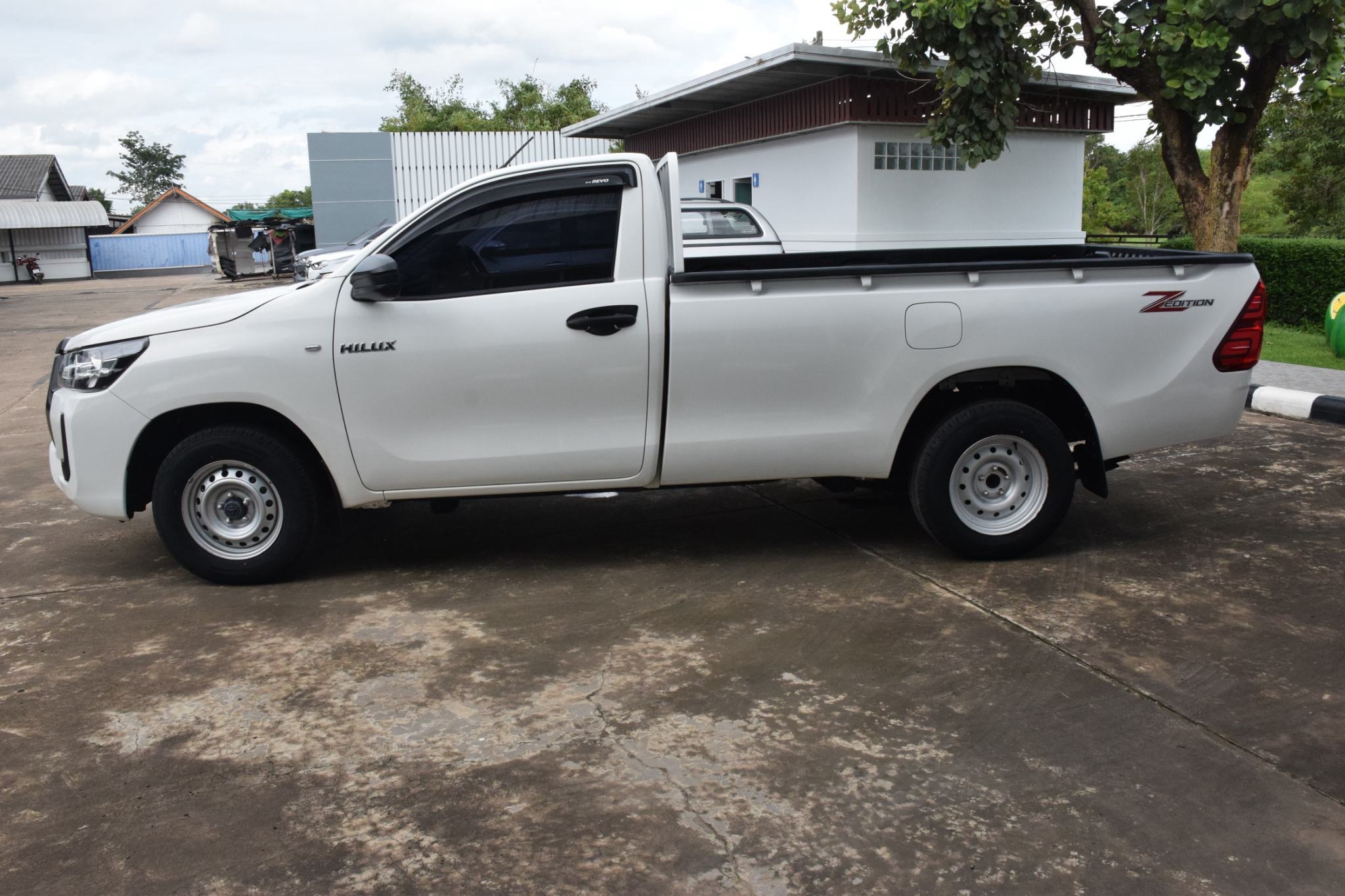 Car image 12