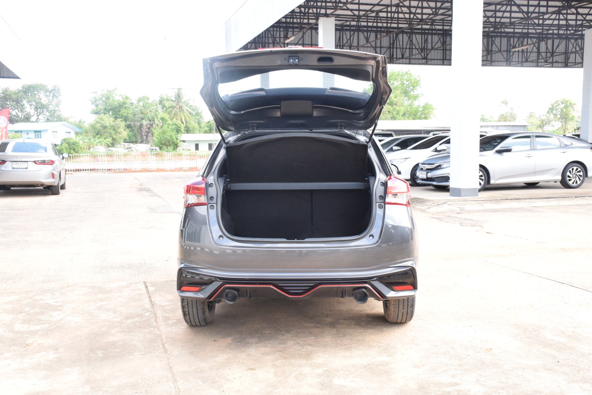Car image 13
