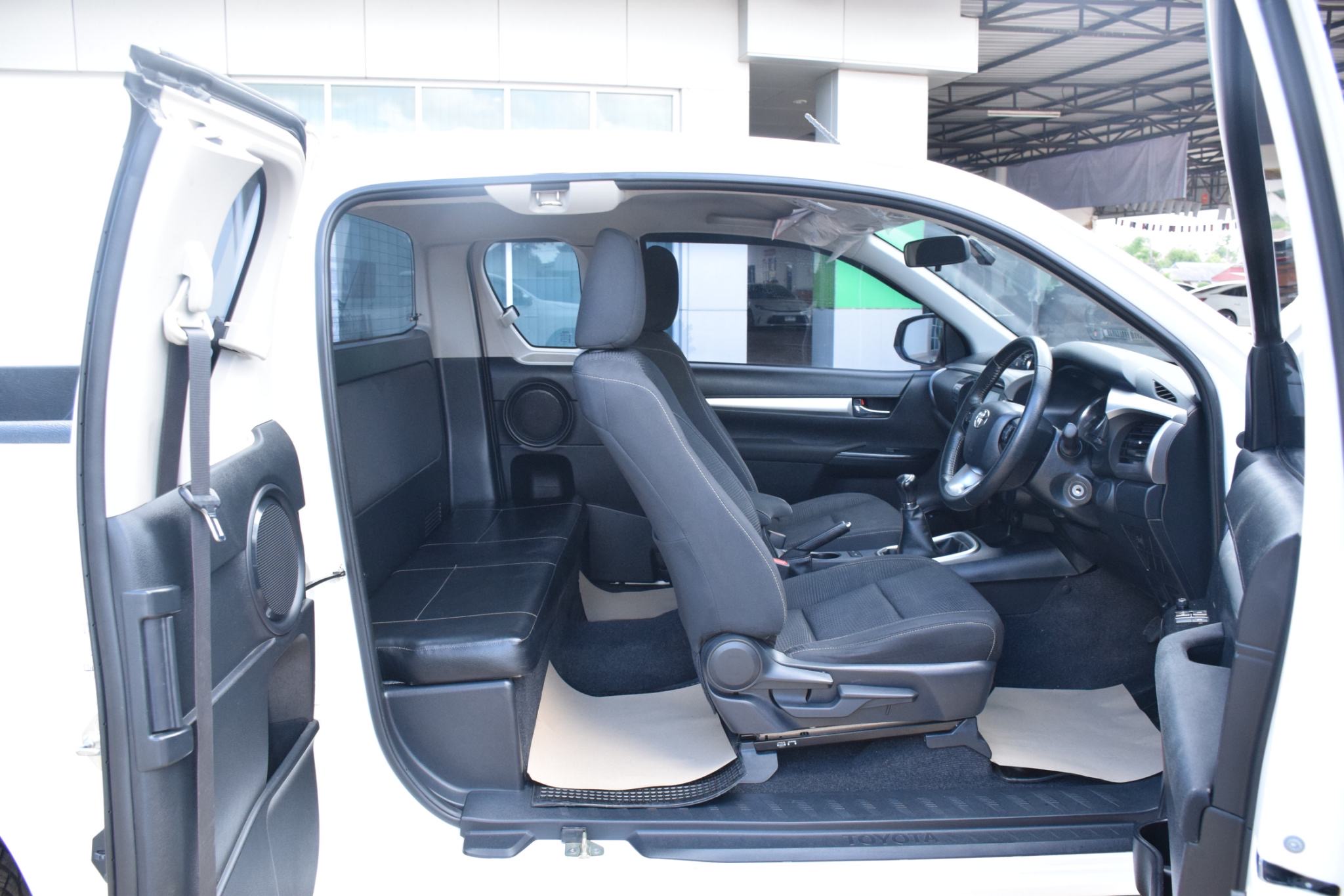 Car image 14