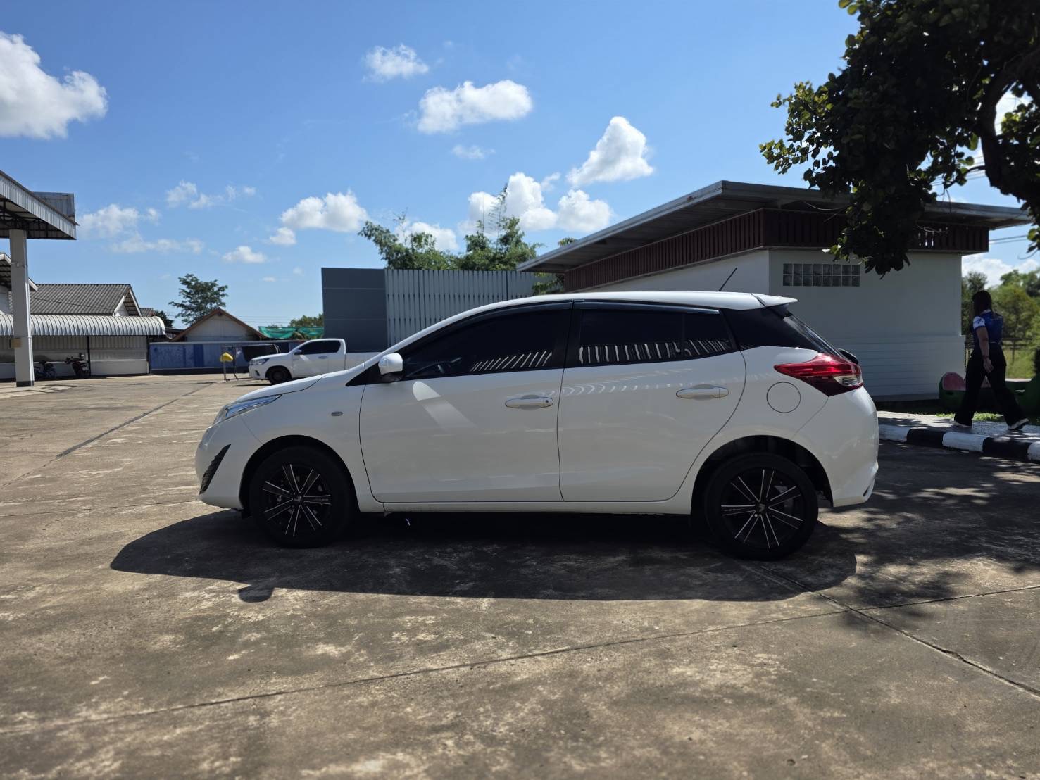 Car image 11