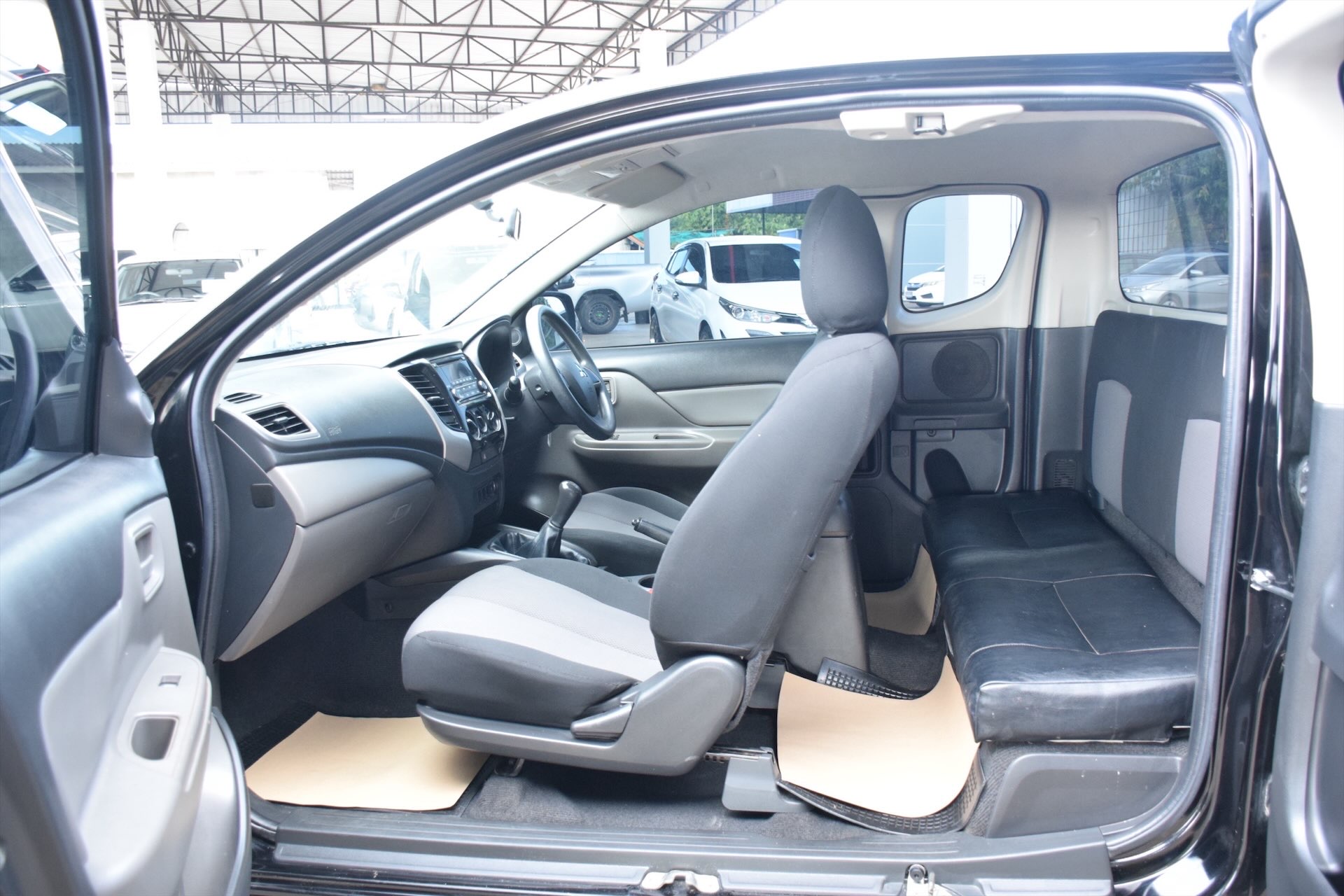 Car image 16