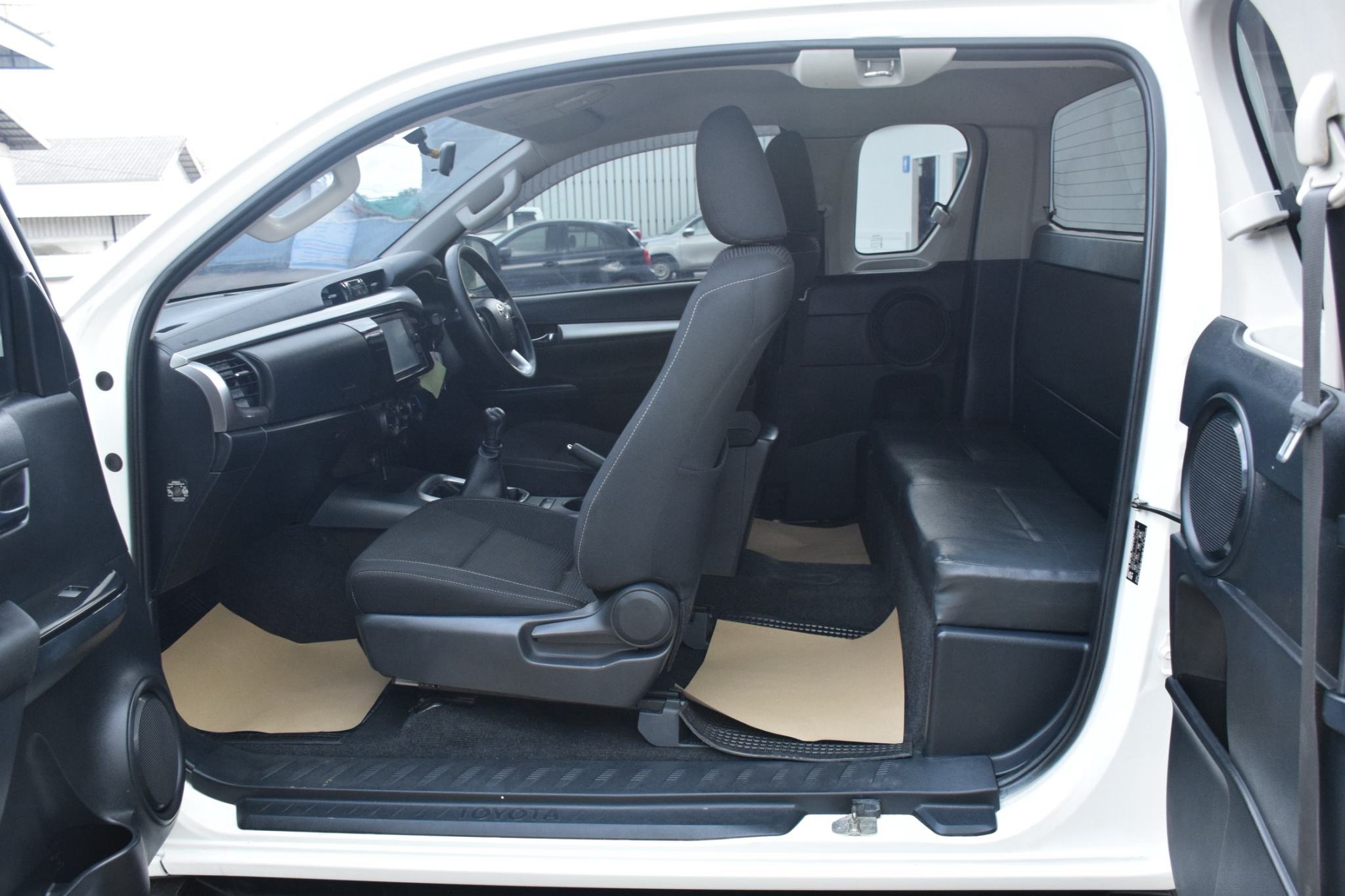 Car image 16