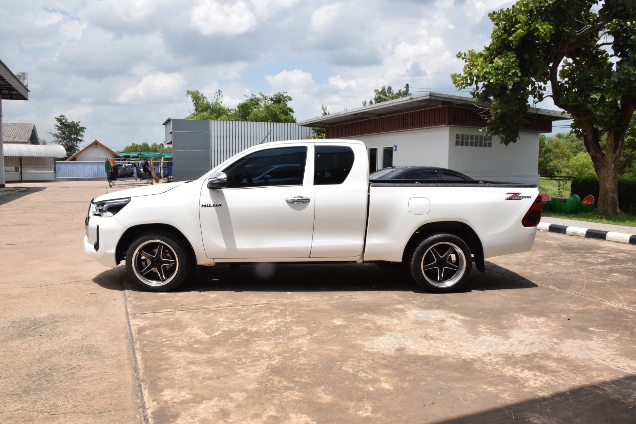 Car image 12