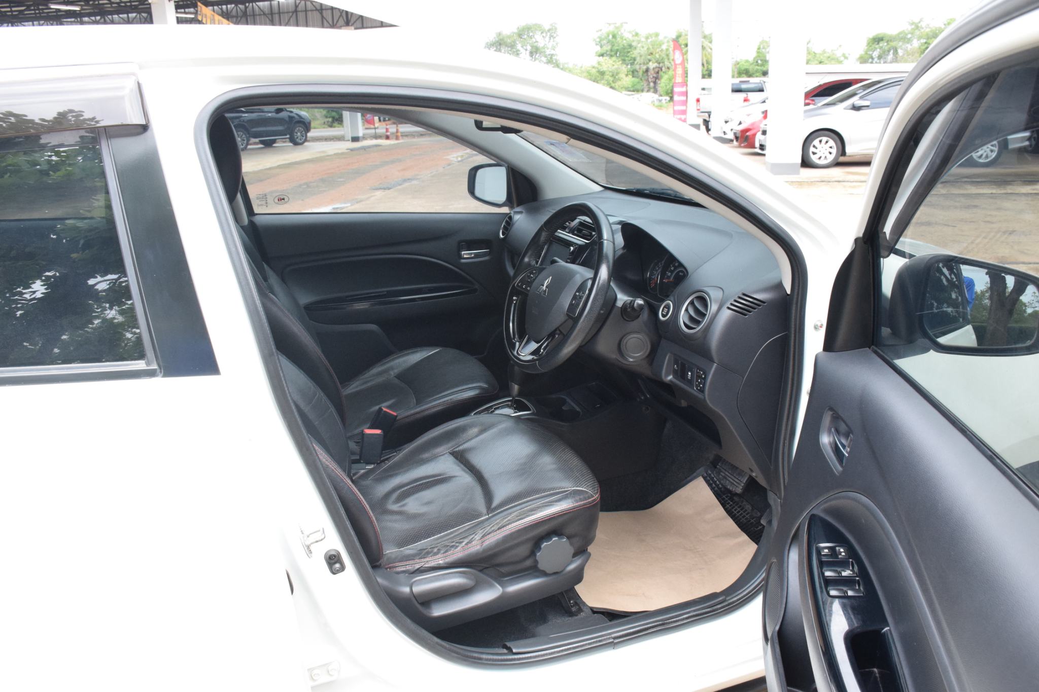 Car image 26