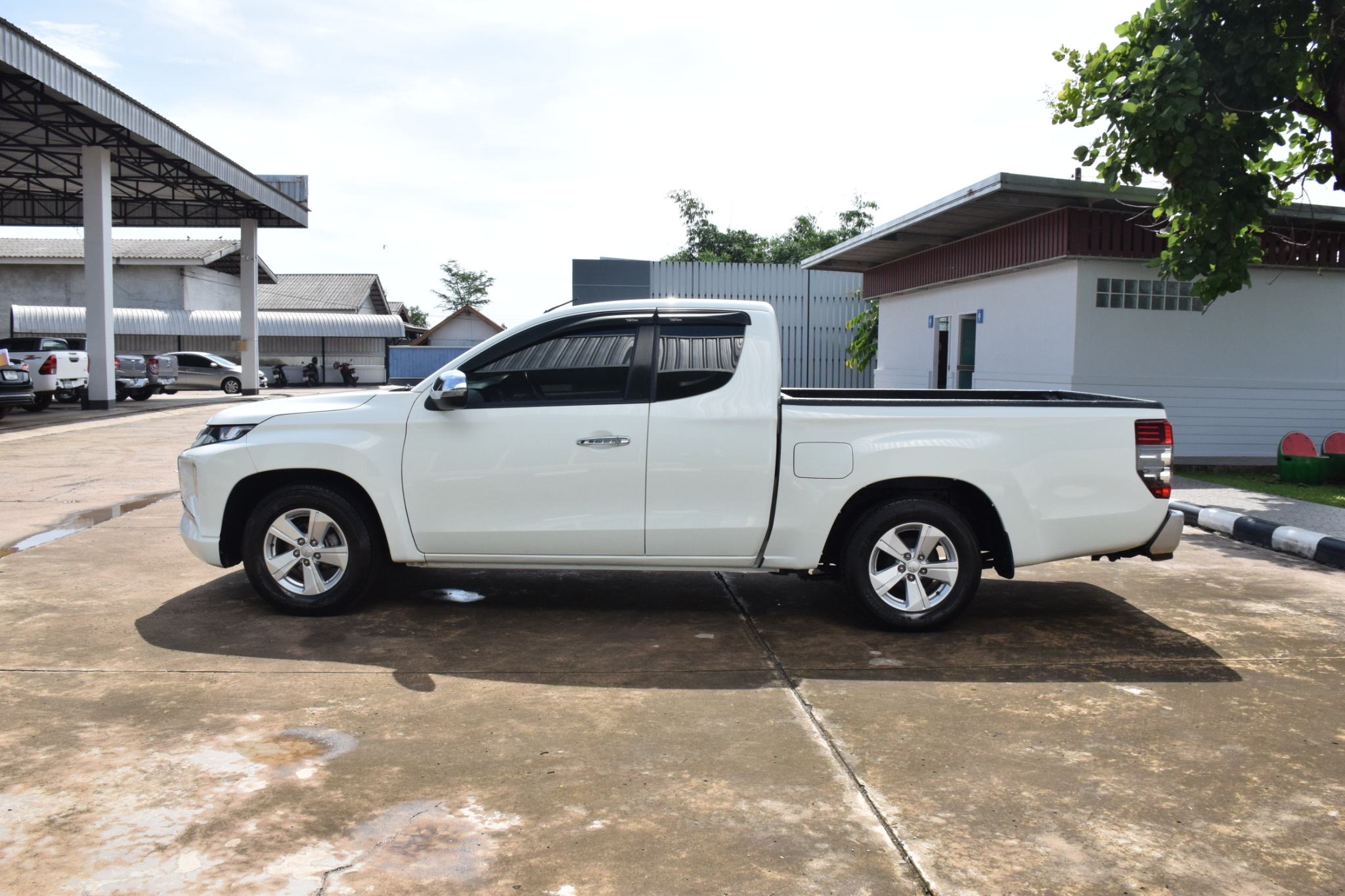 Car image 12