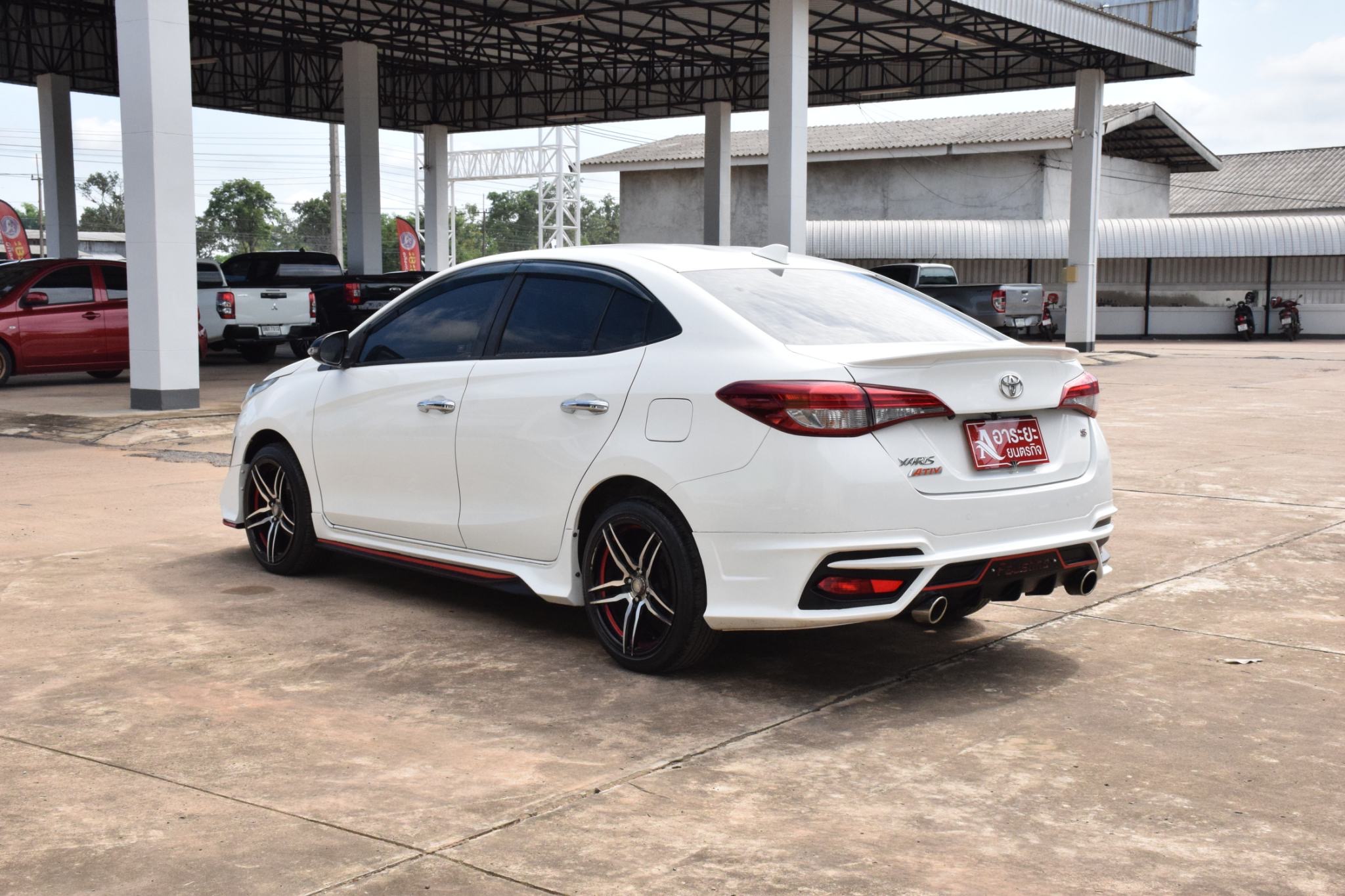 Car image 10