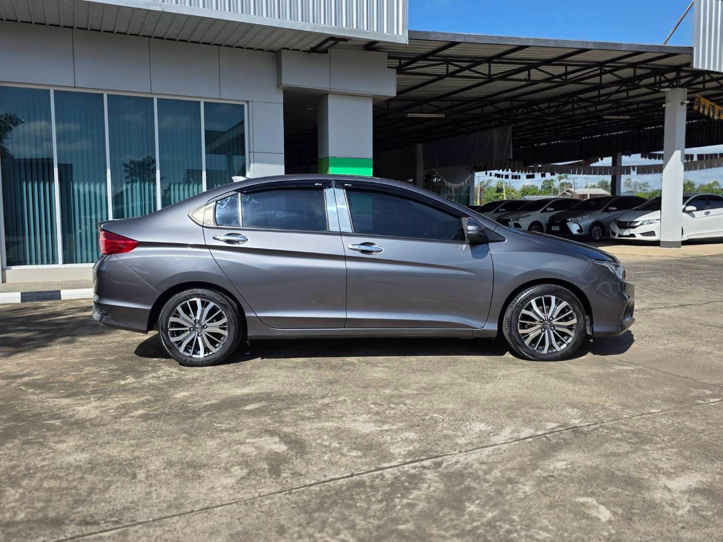 Car image 10
