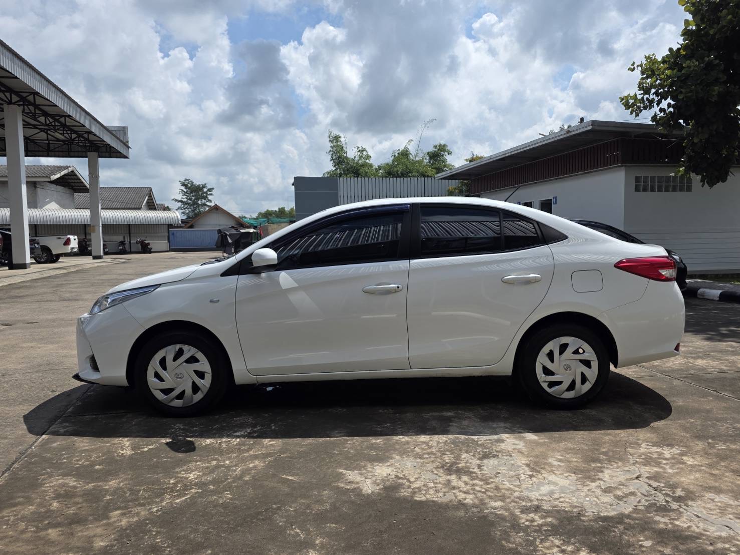 Car image 12