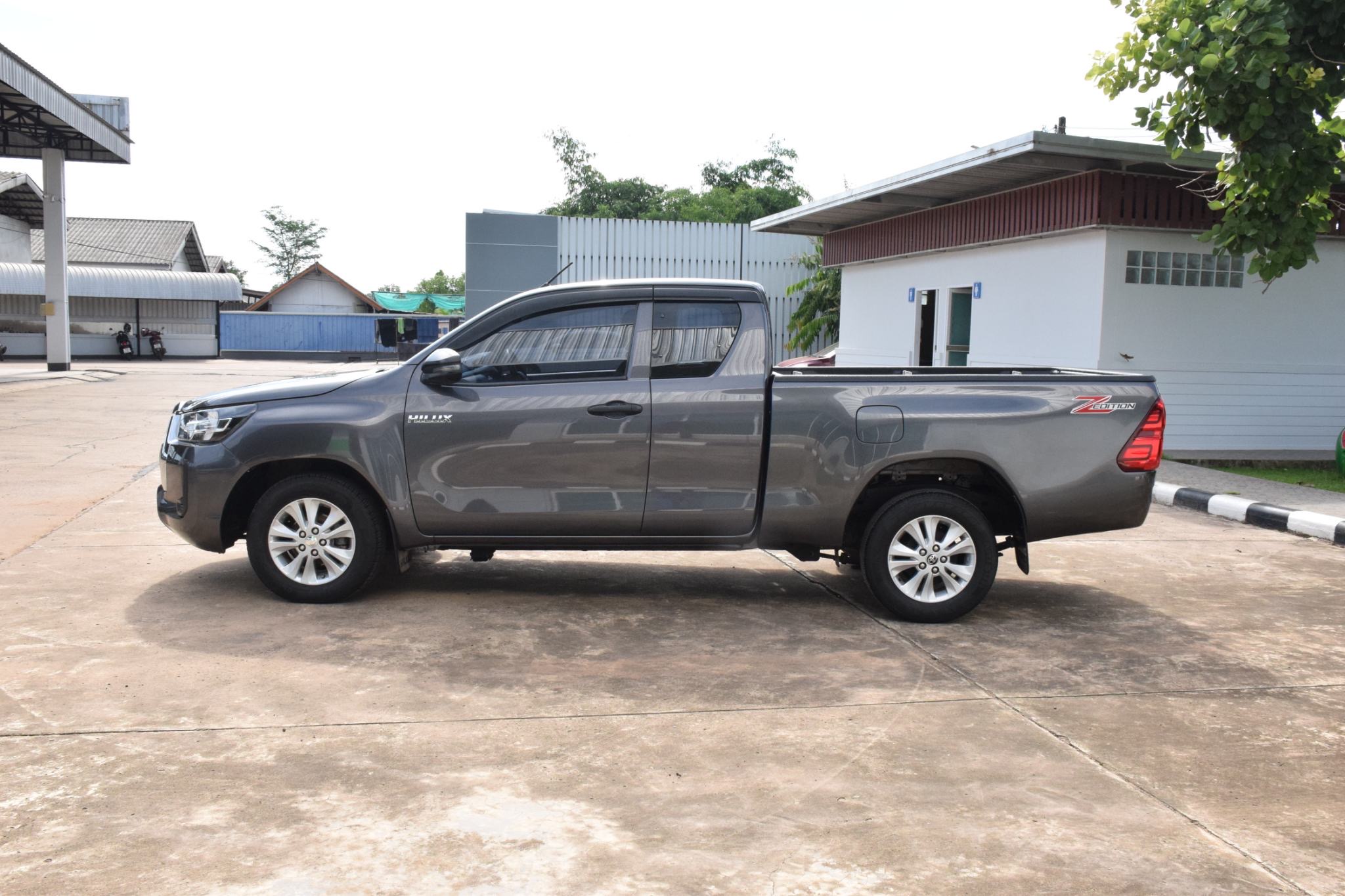 Car image 12