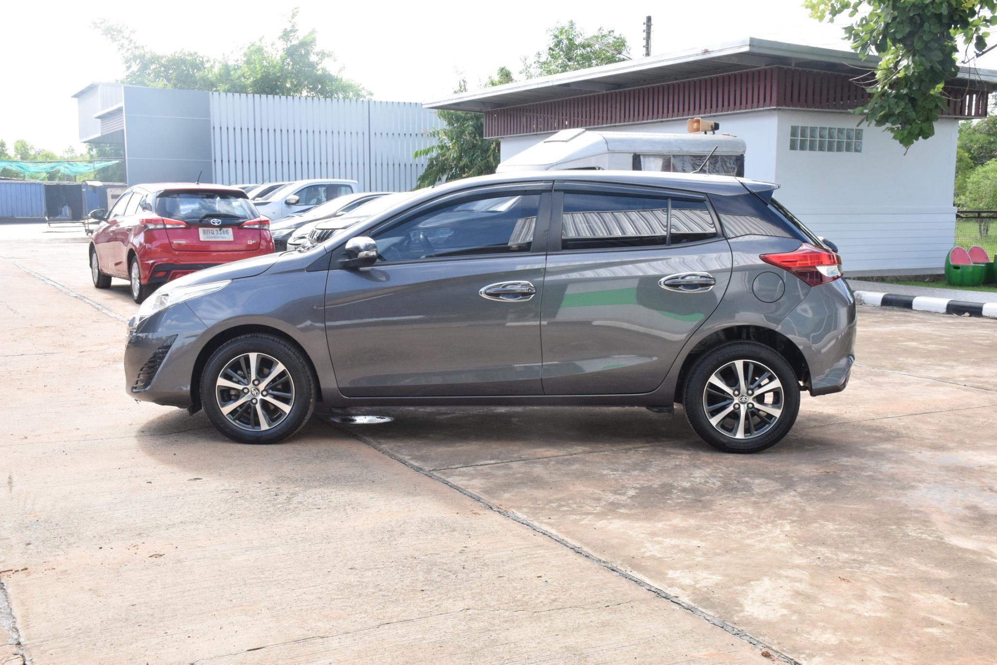 Car image 12