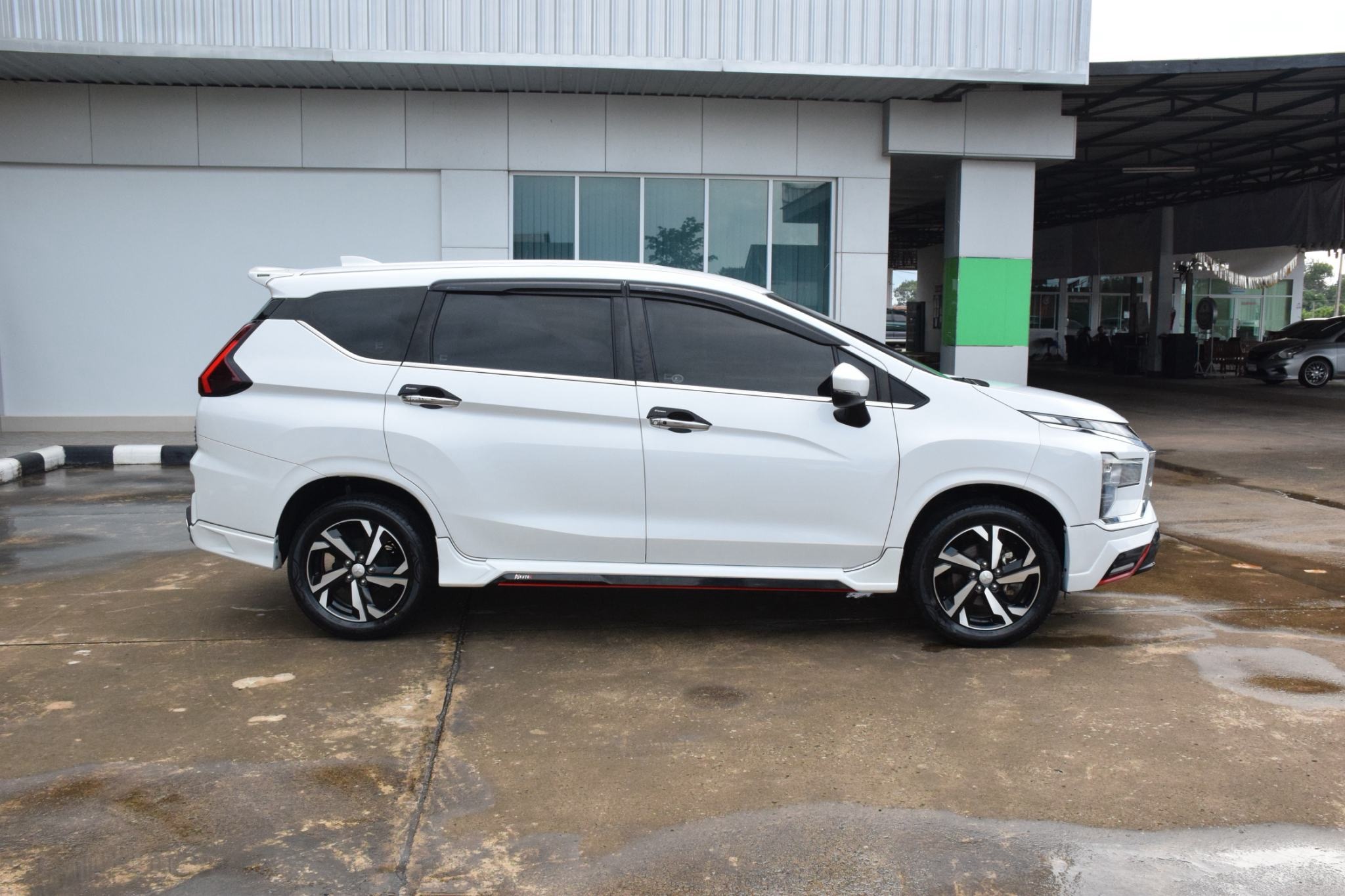 Car image 10