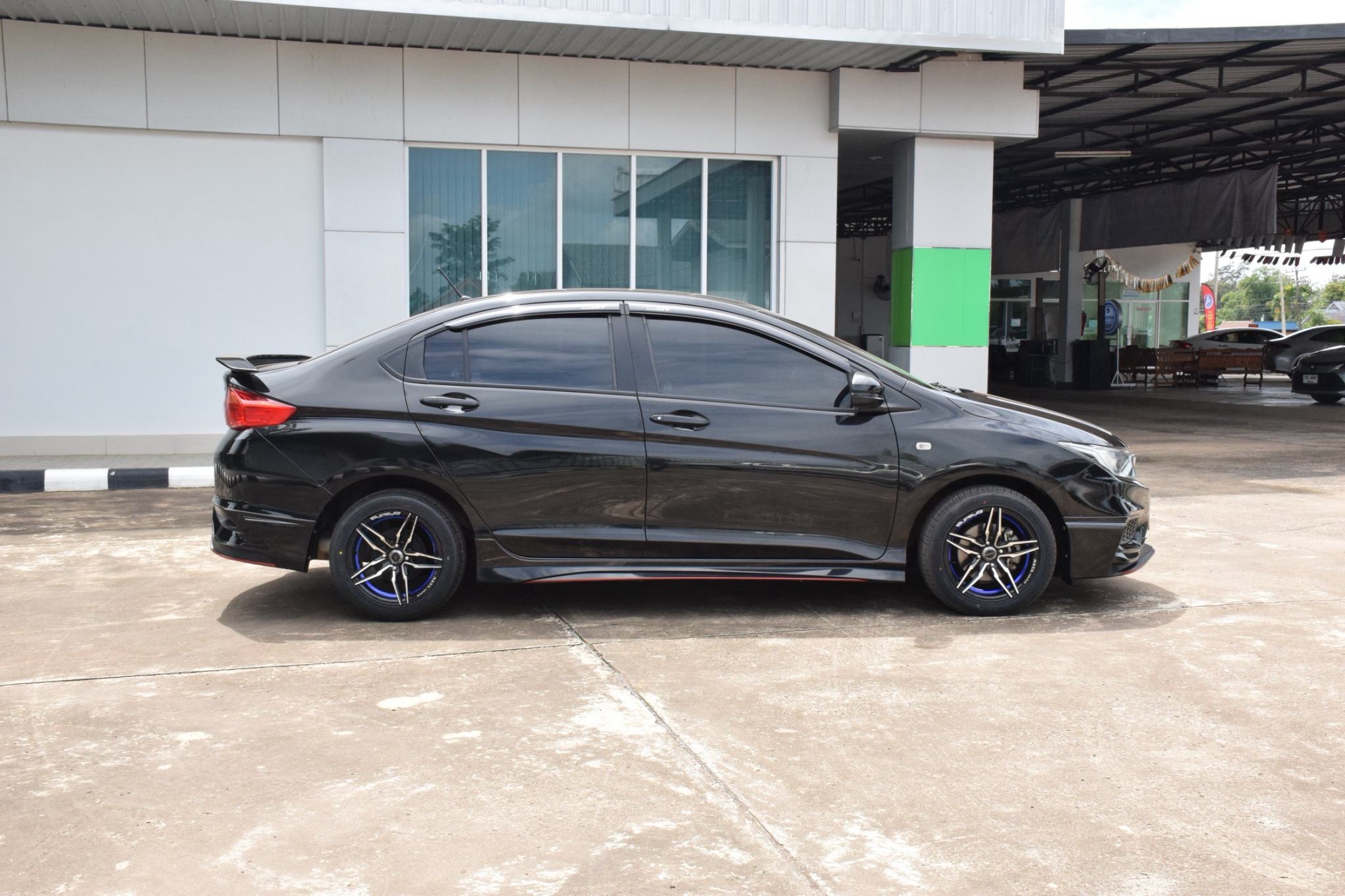 Car image 11