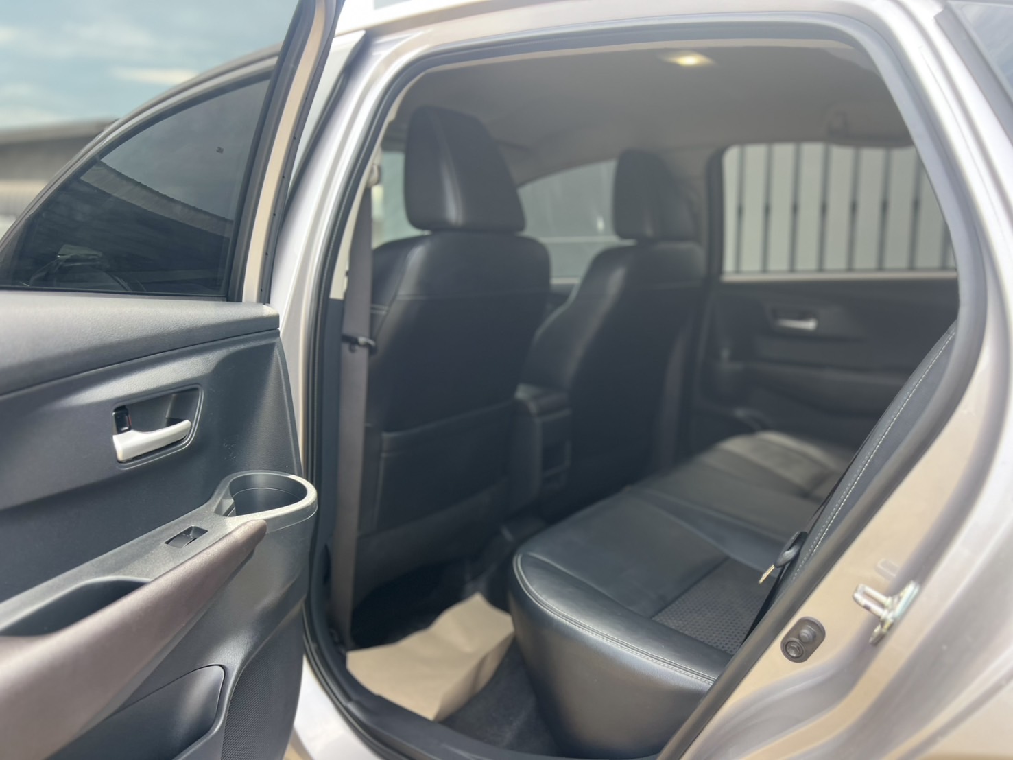 Car image 16