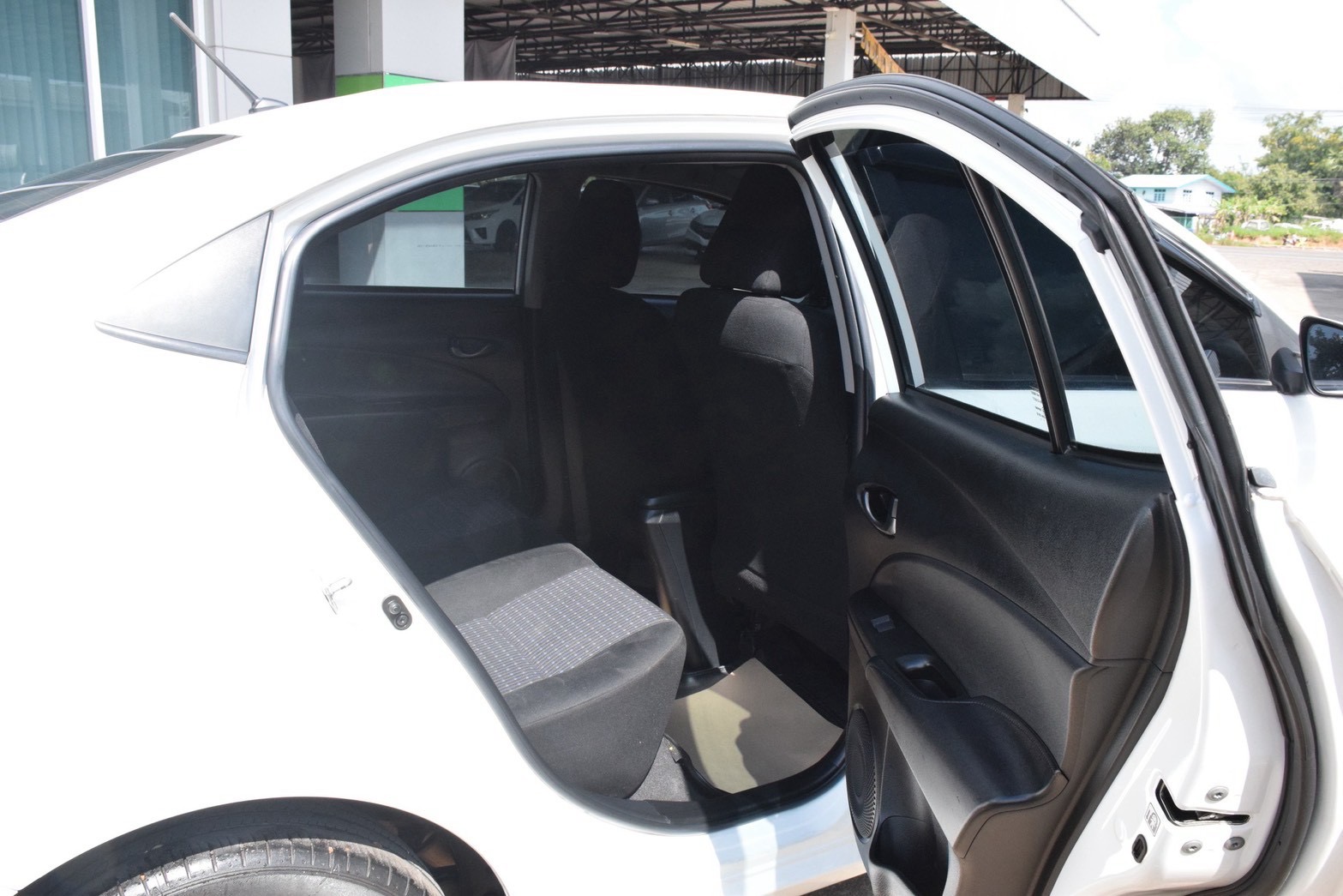 Car image 14