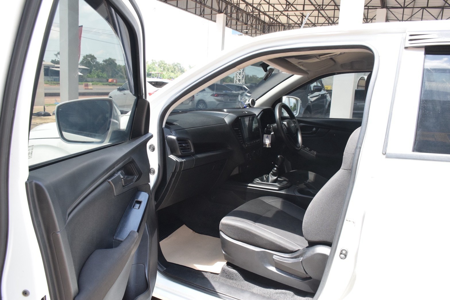 Car image 15