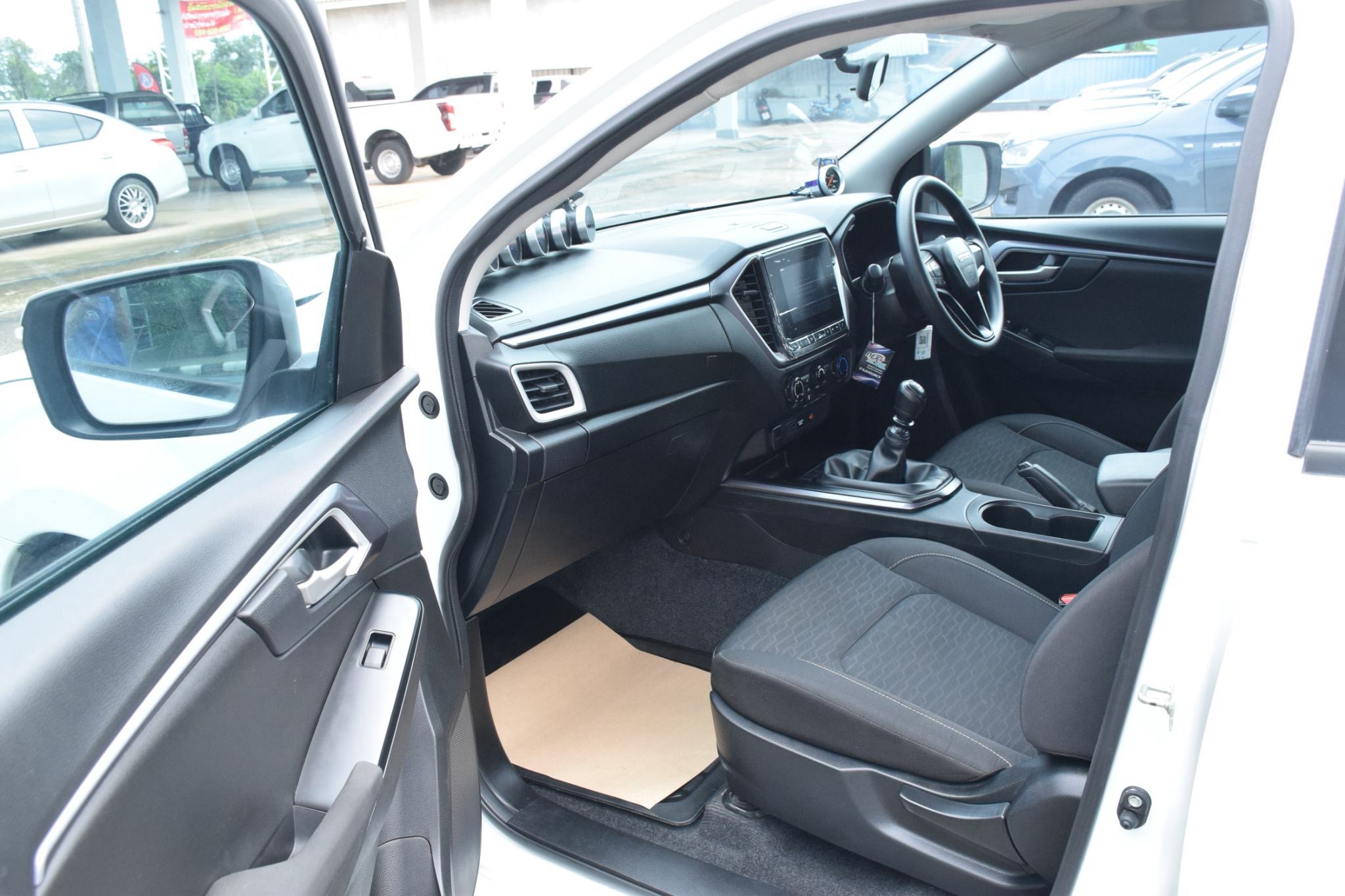 Car image 15