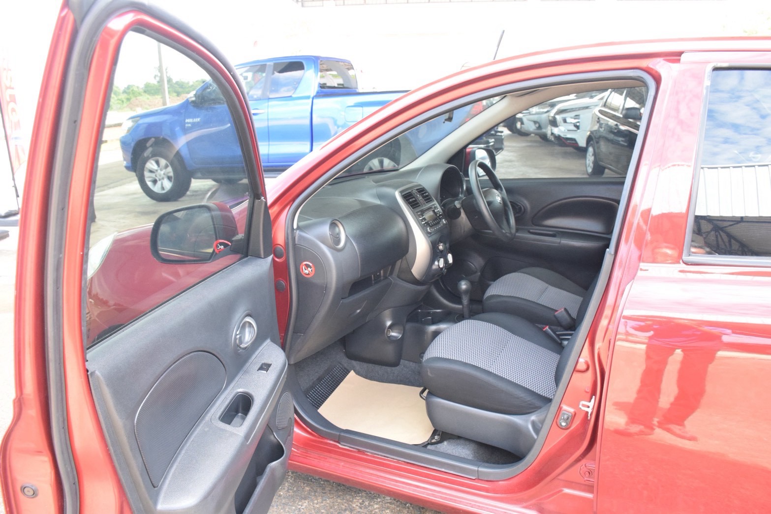 Car image 16