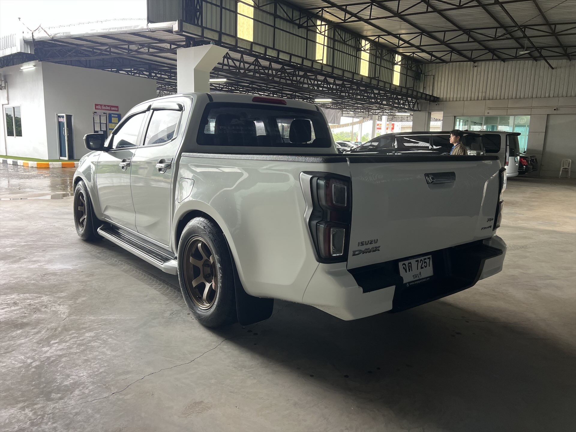 Car image 10