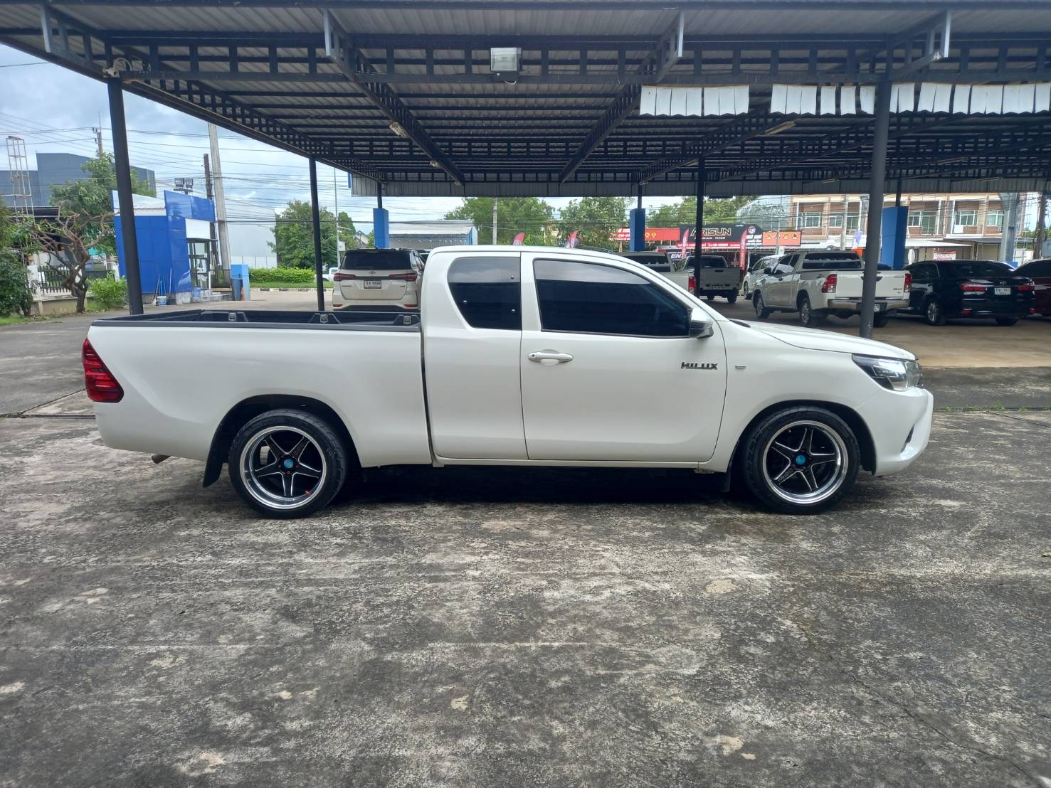 Car image 11