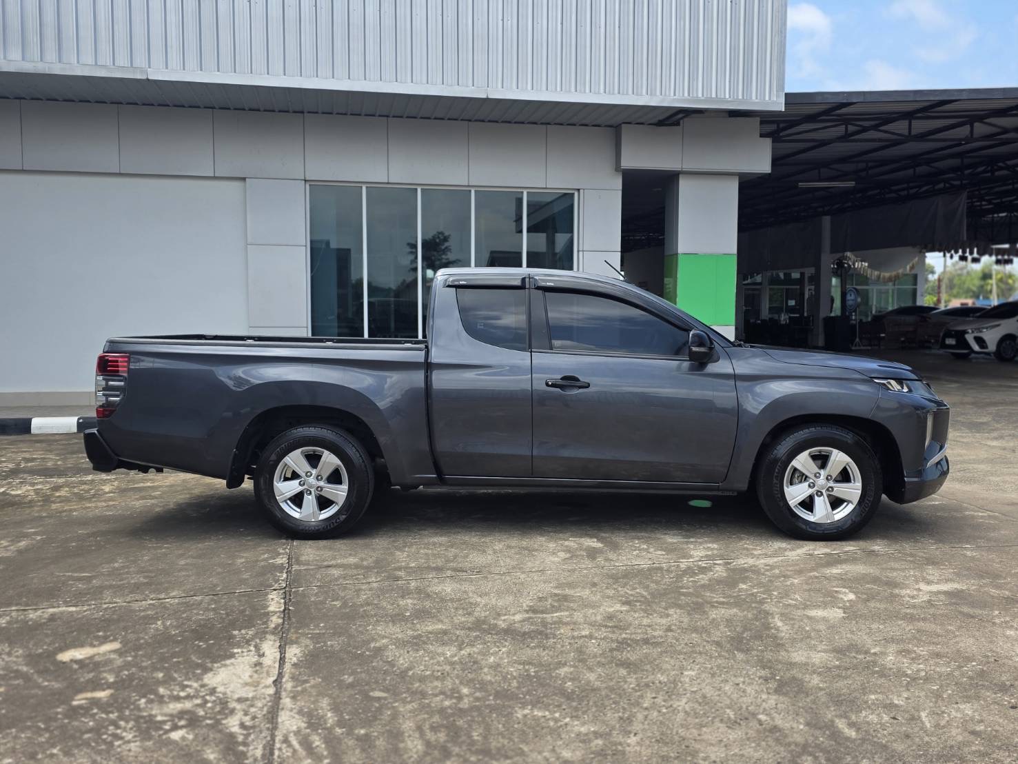 Car image 11