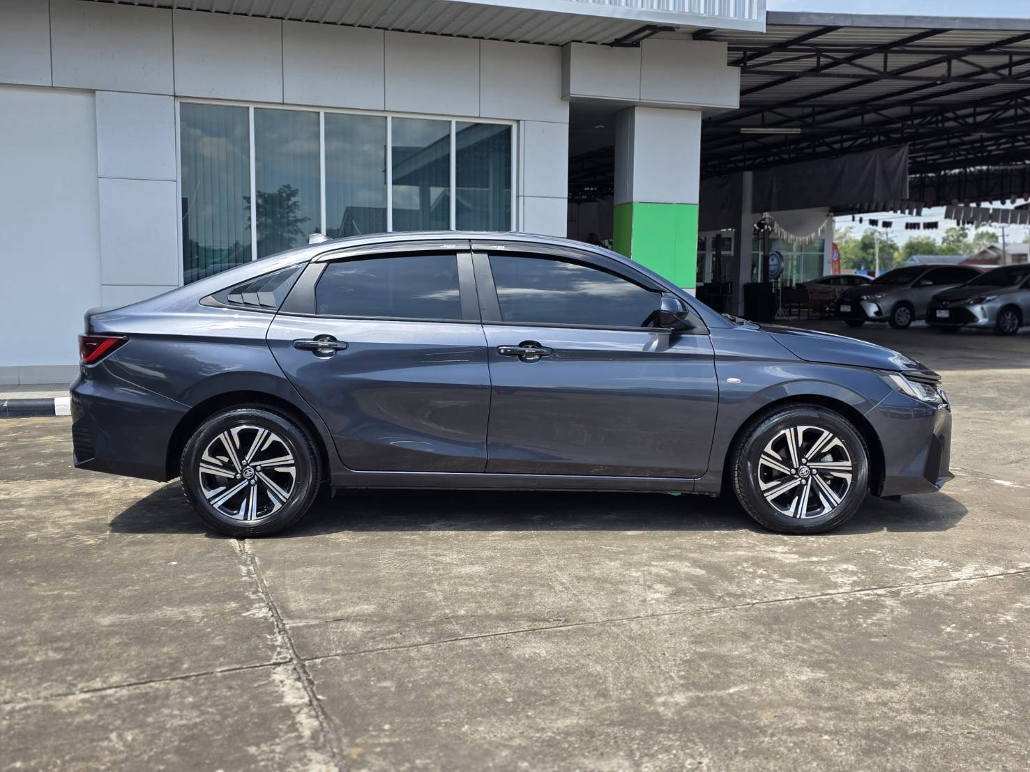 Car image 11
