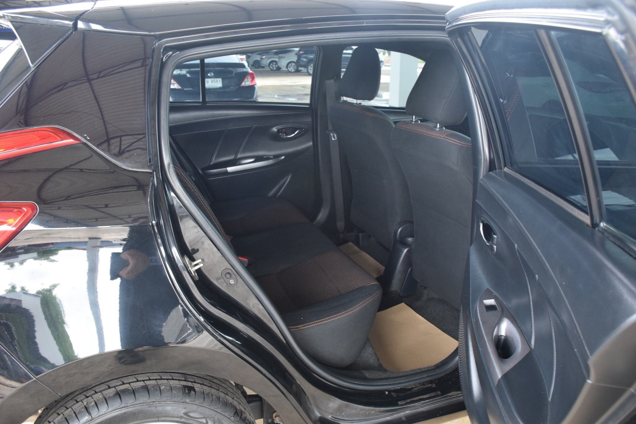 Car image 14
