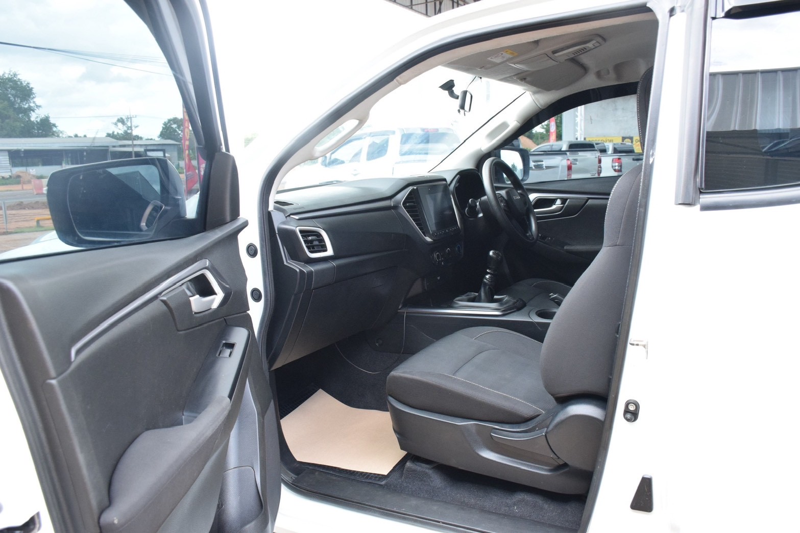 Car image 15