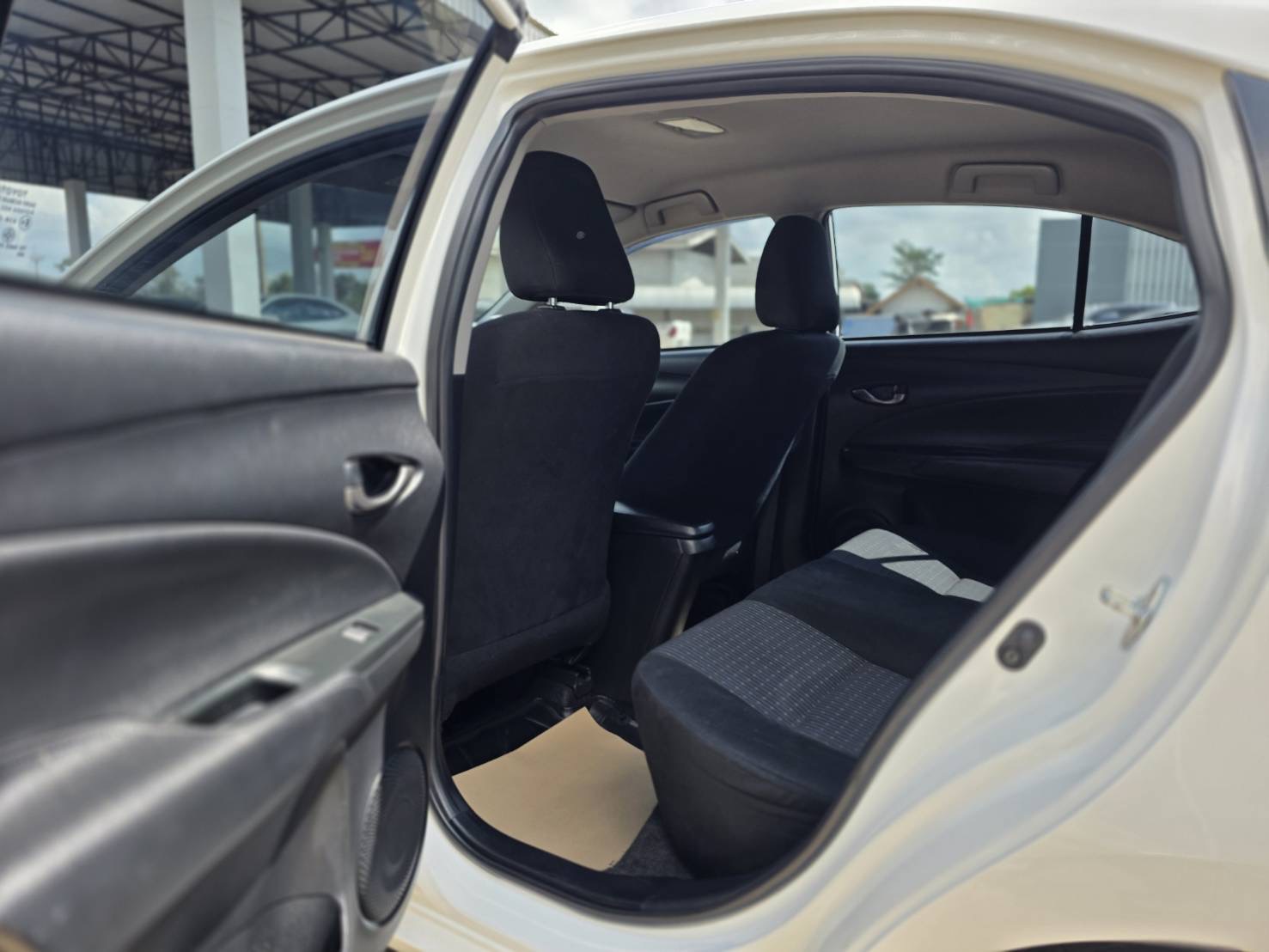 Car image 16