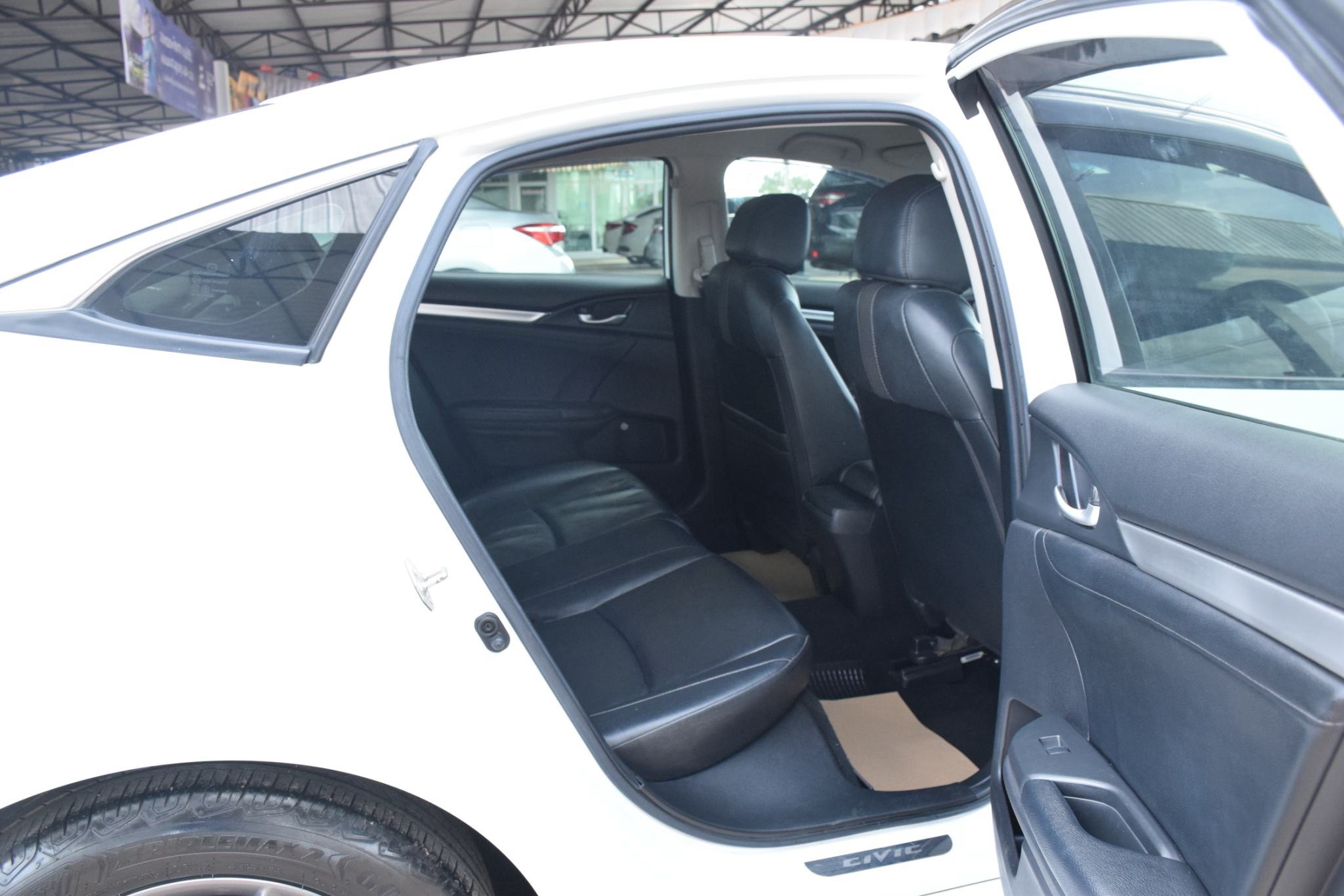 Car image 14