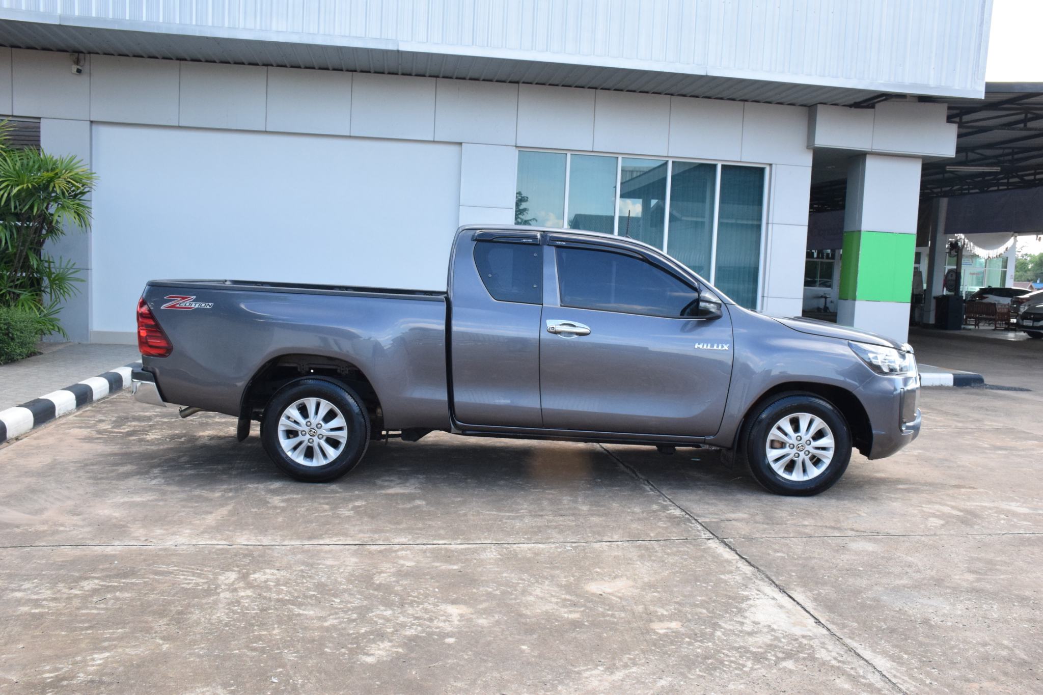 Car image 9
