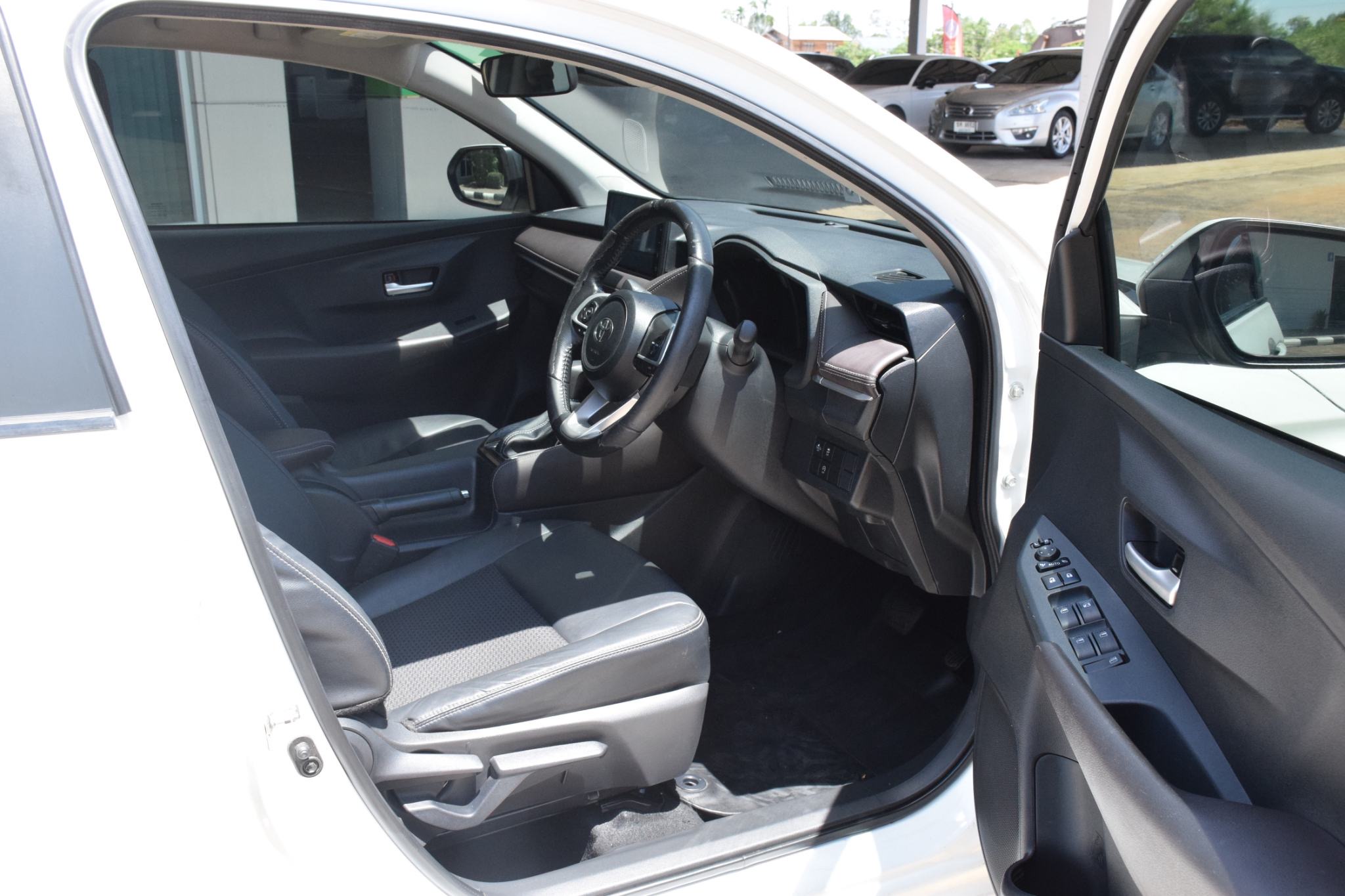 Car image 13