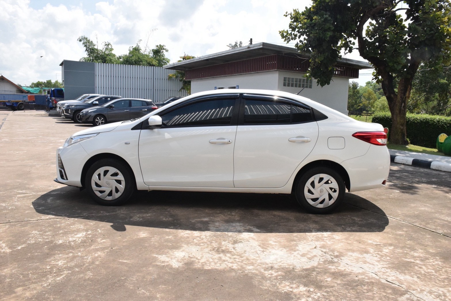 Car image 12