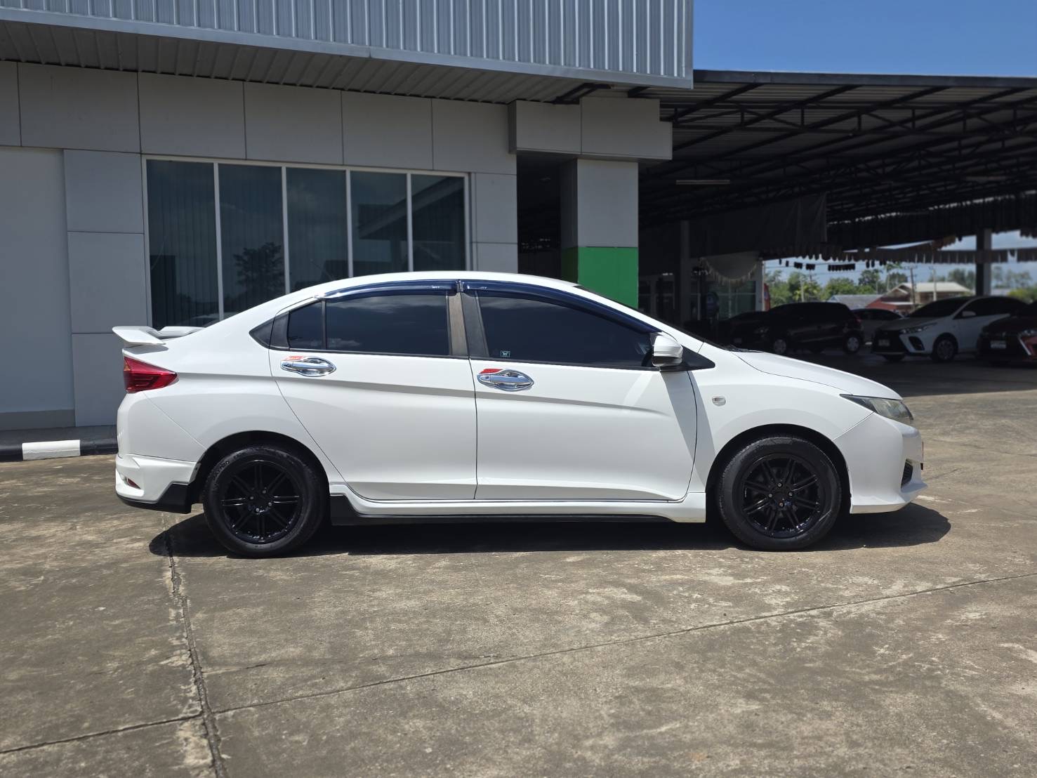 Car image 11