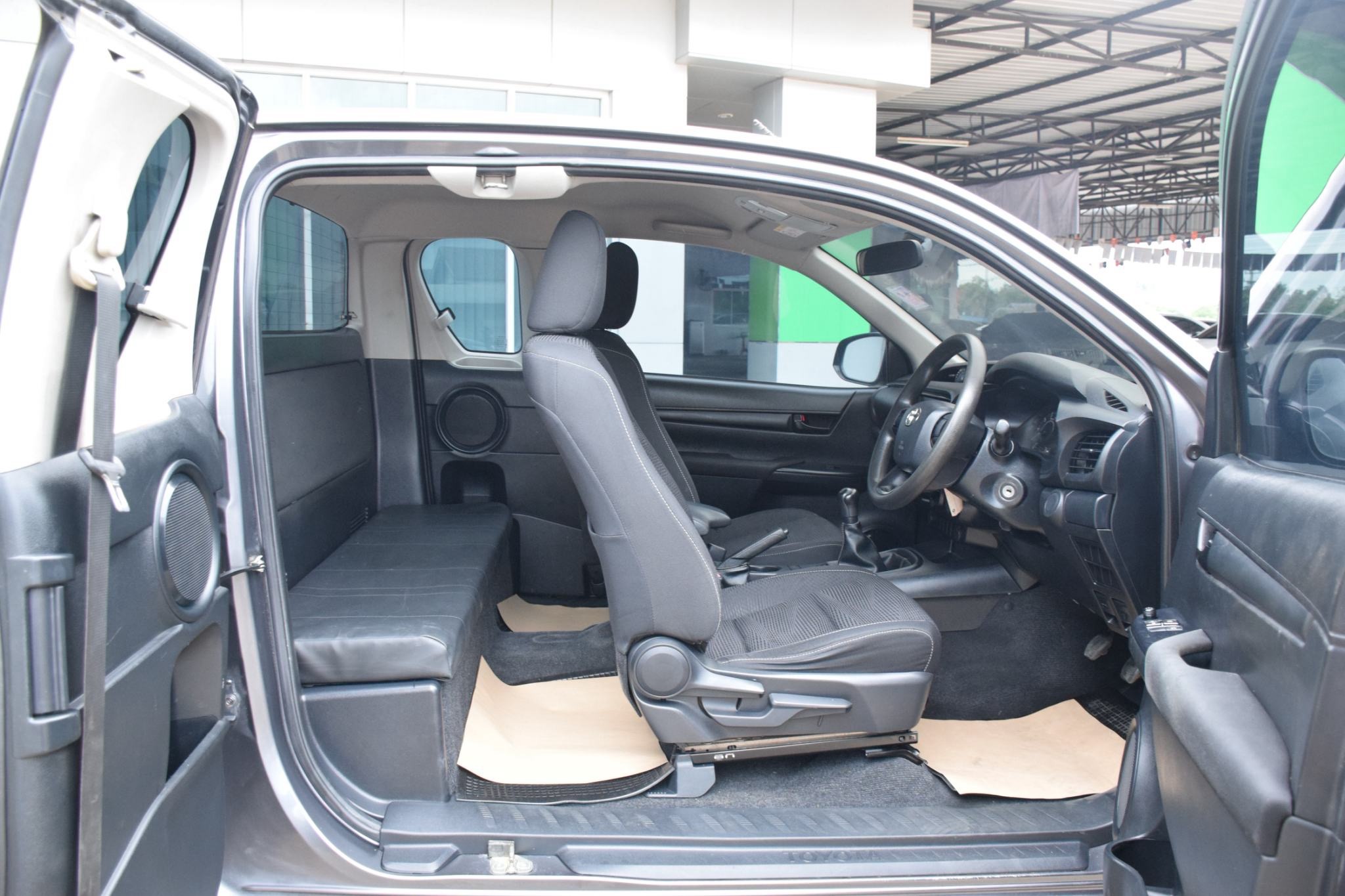 Car image 14