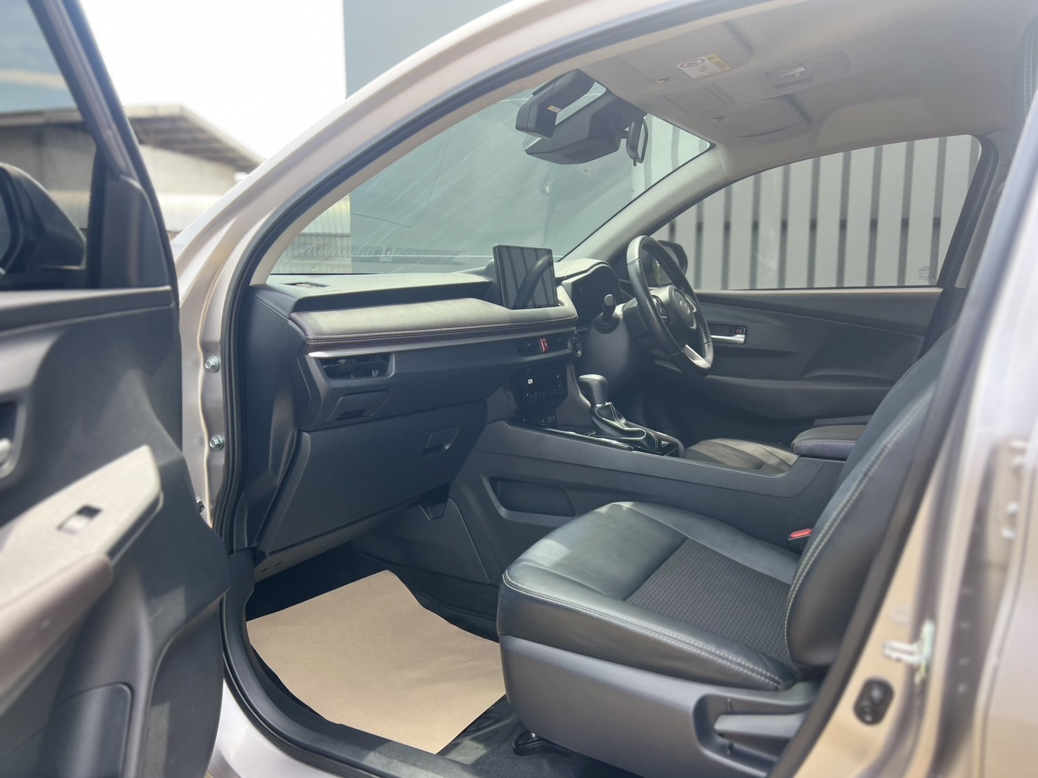 Car image 15