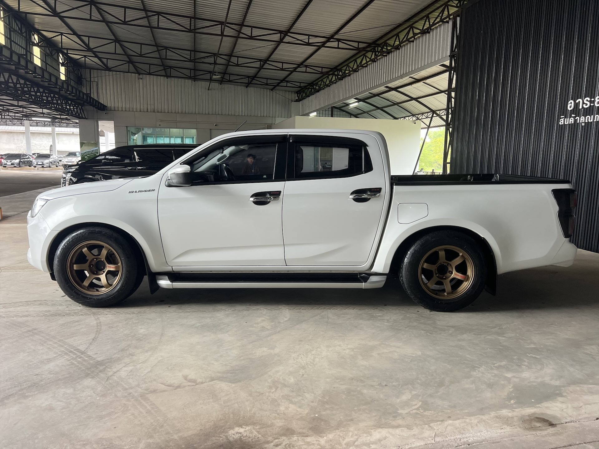 Car image 12