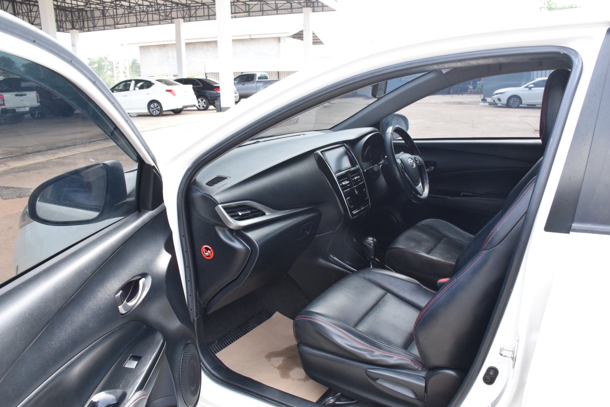 Car image 15