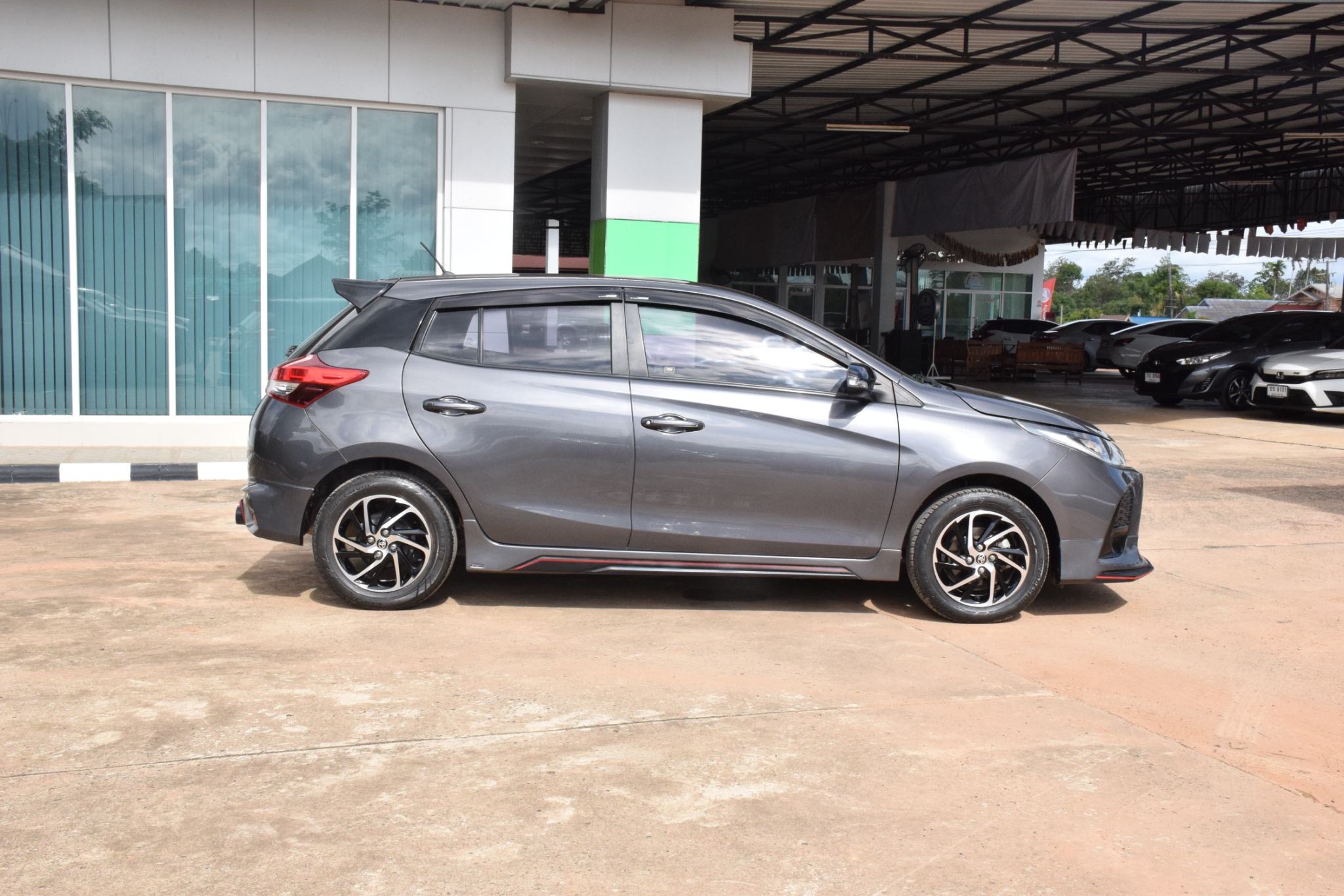 Car image 11