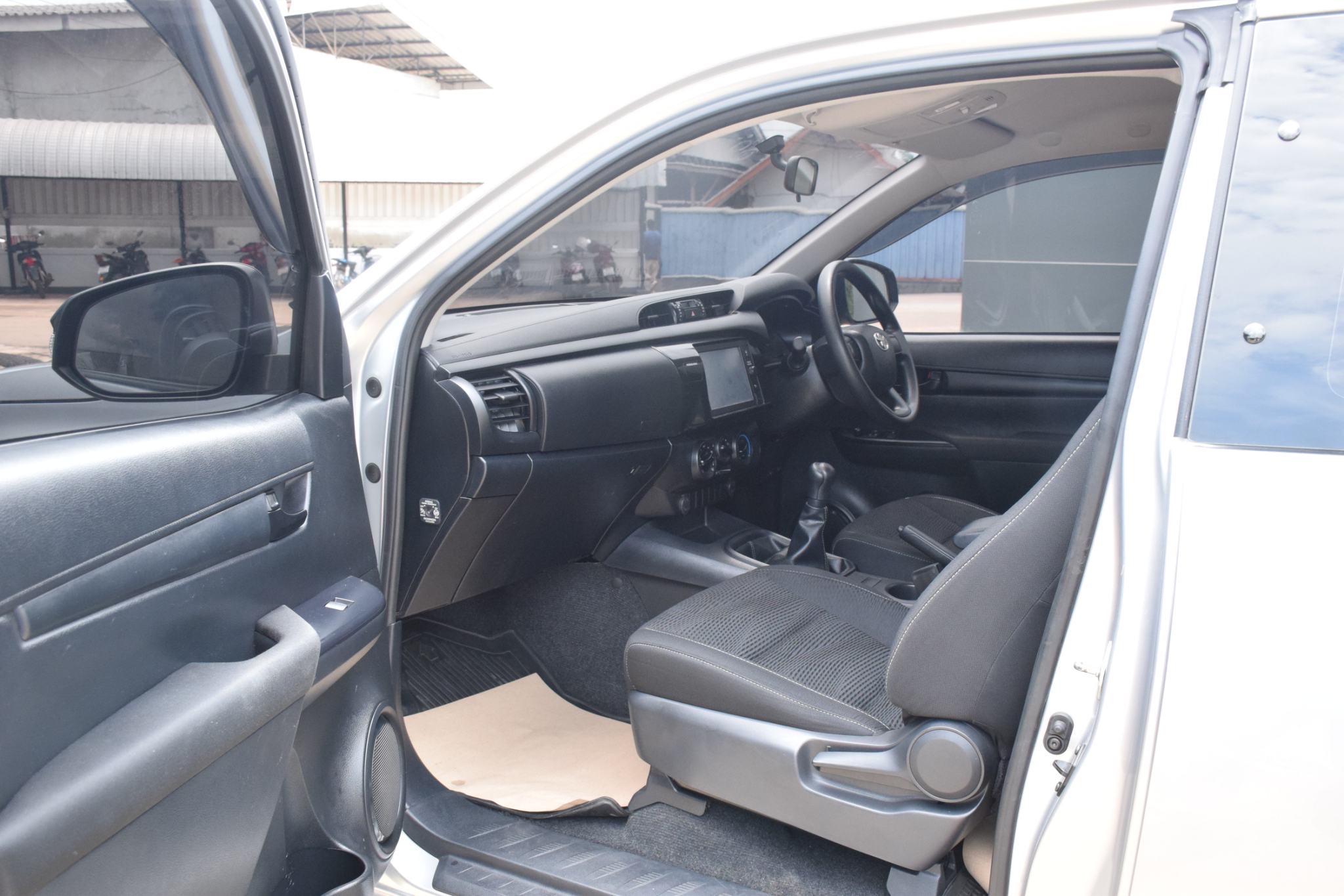 Car image 14