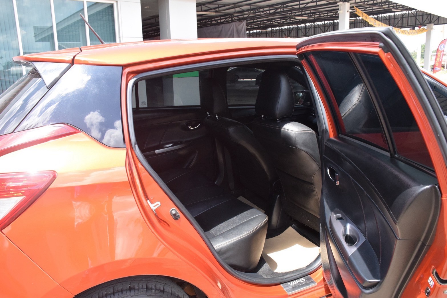 Car image 14