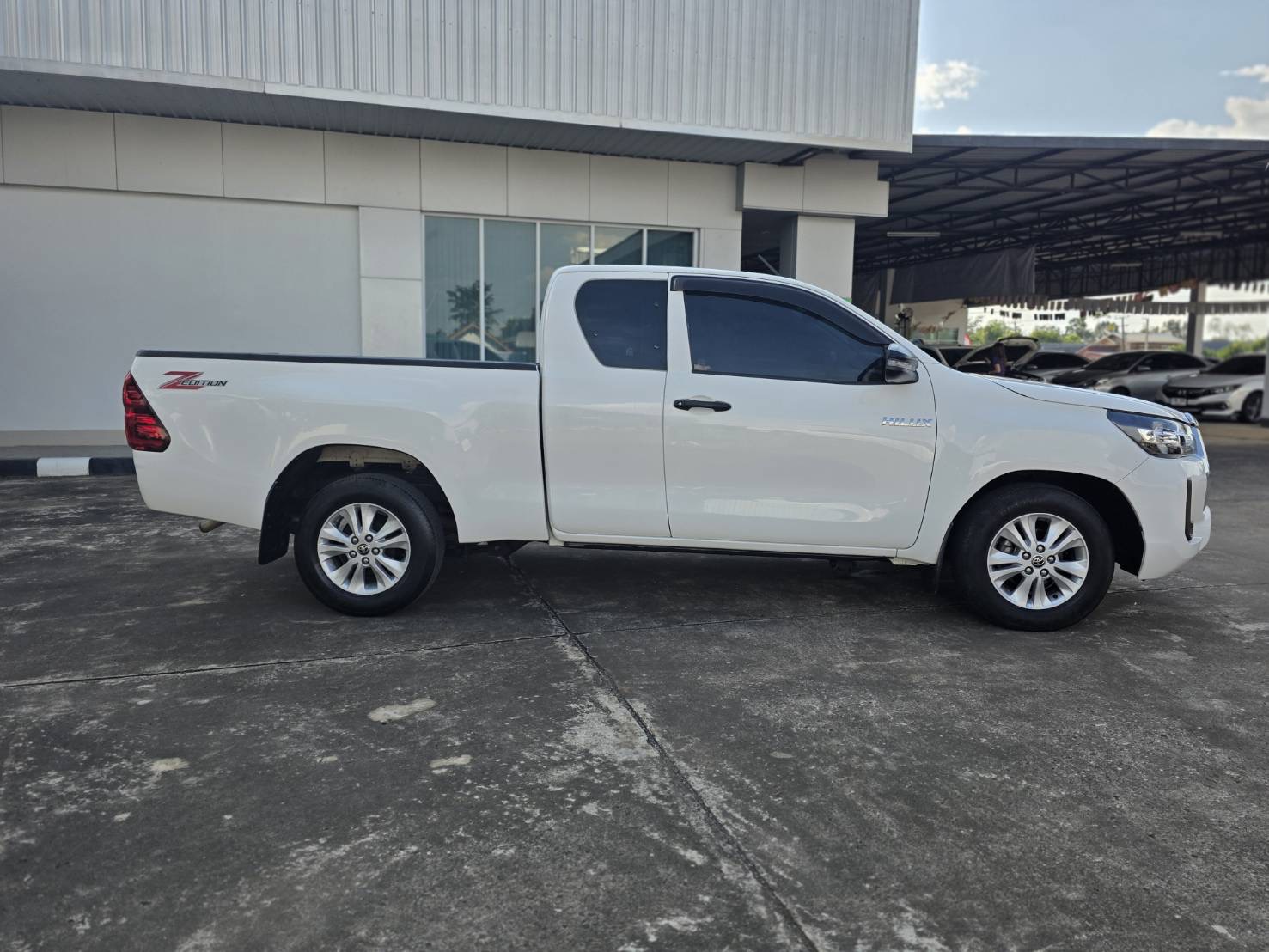 Car image 11