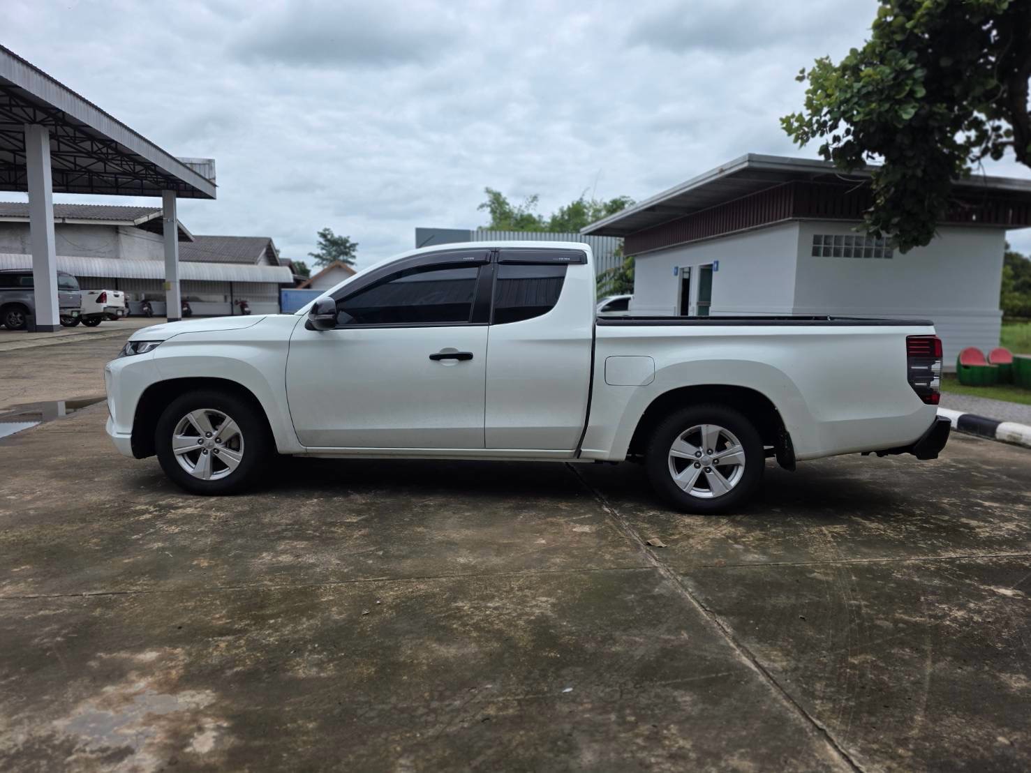 Car image 12
