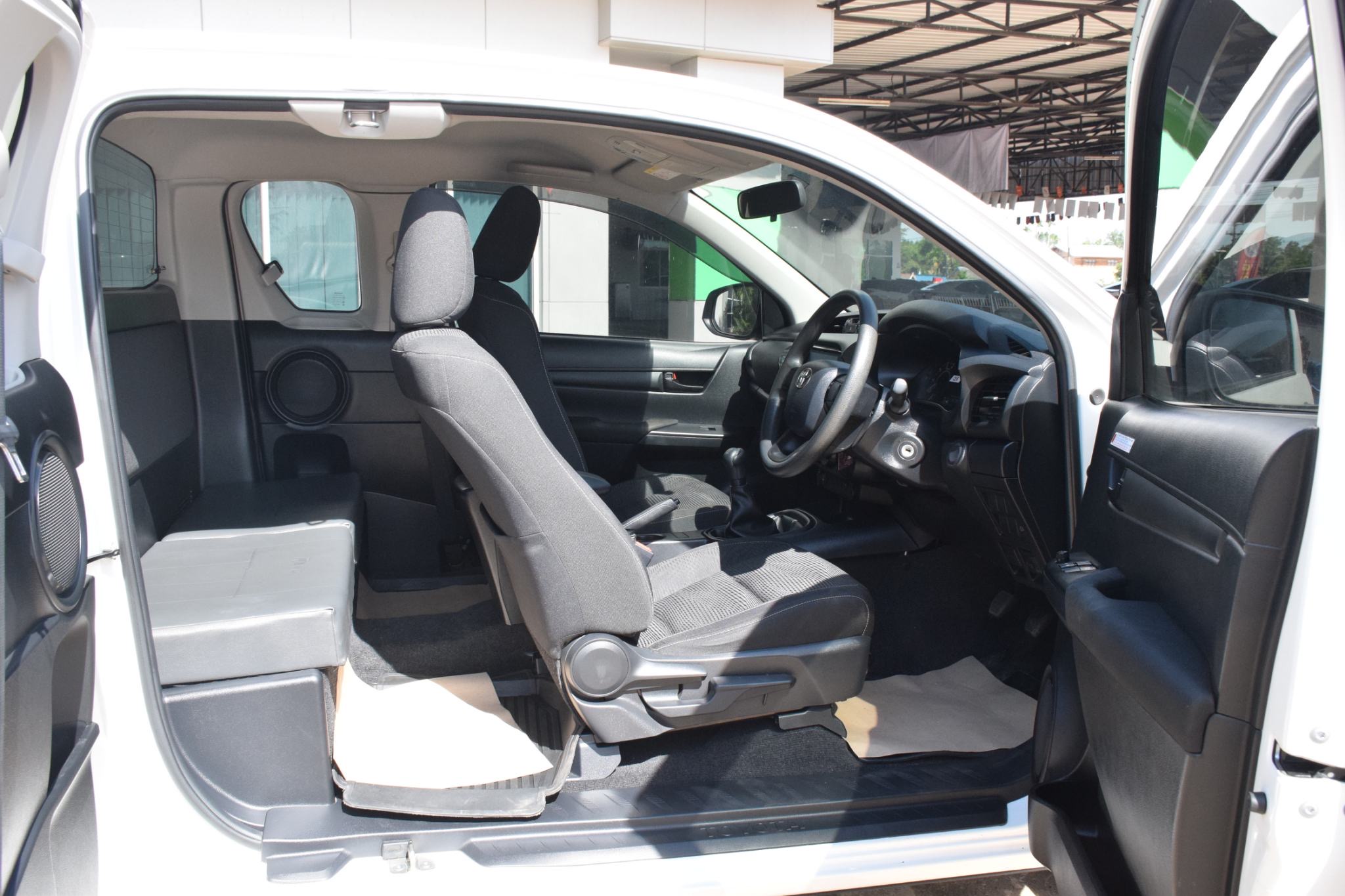 Car image 14