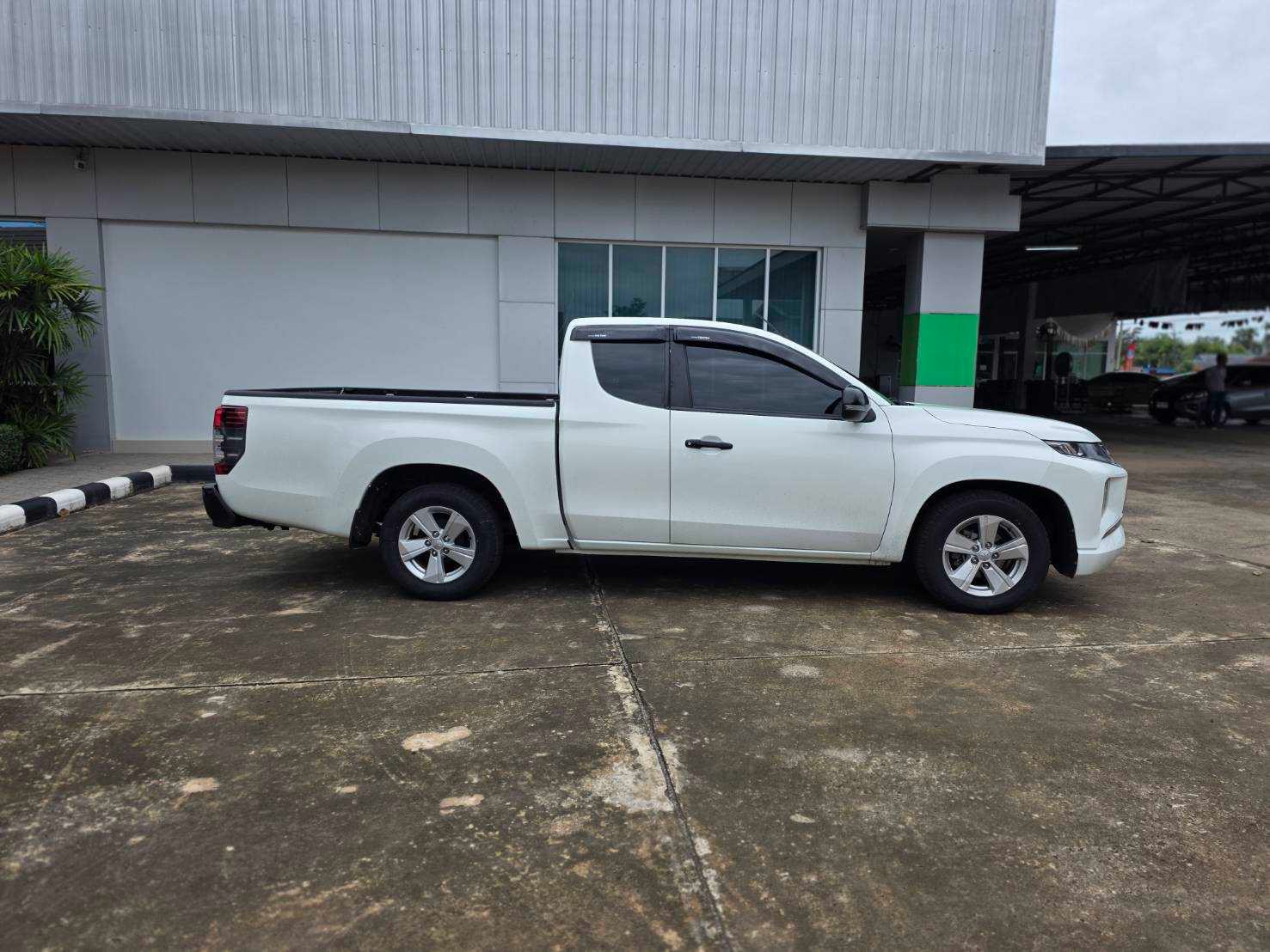 Car image 11