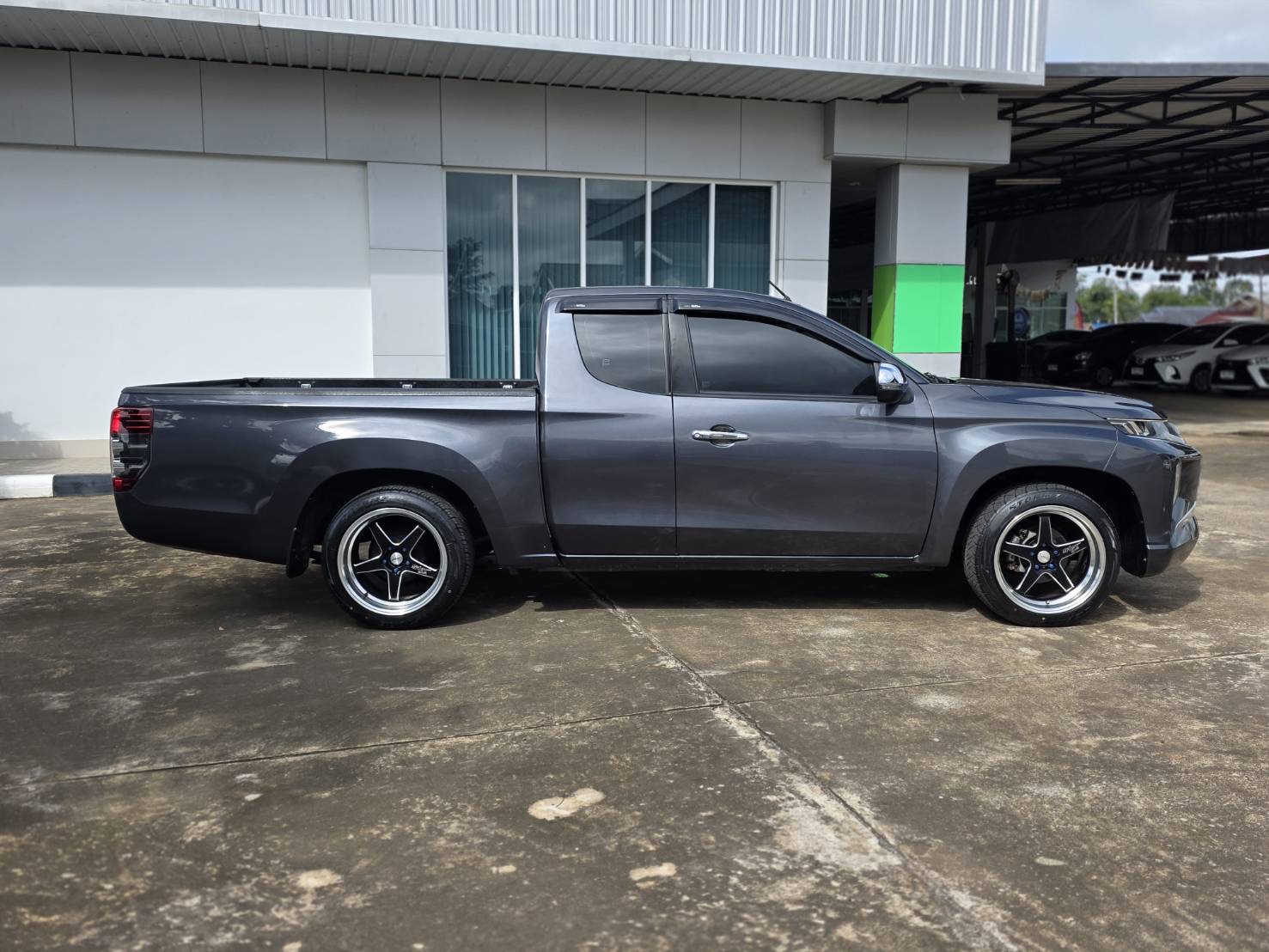 Car image 11