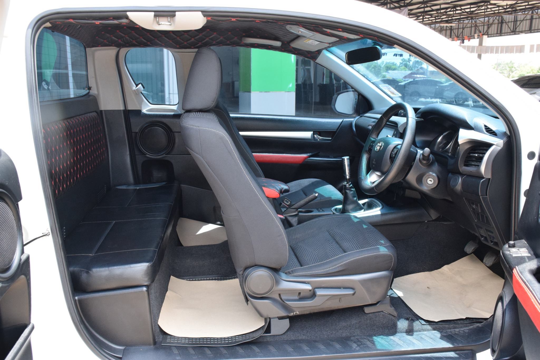 Car image 14