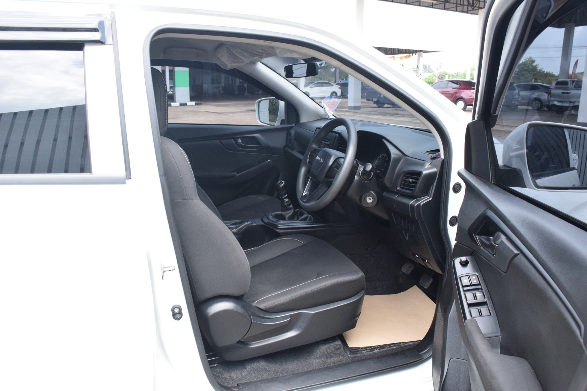Car image 13