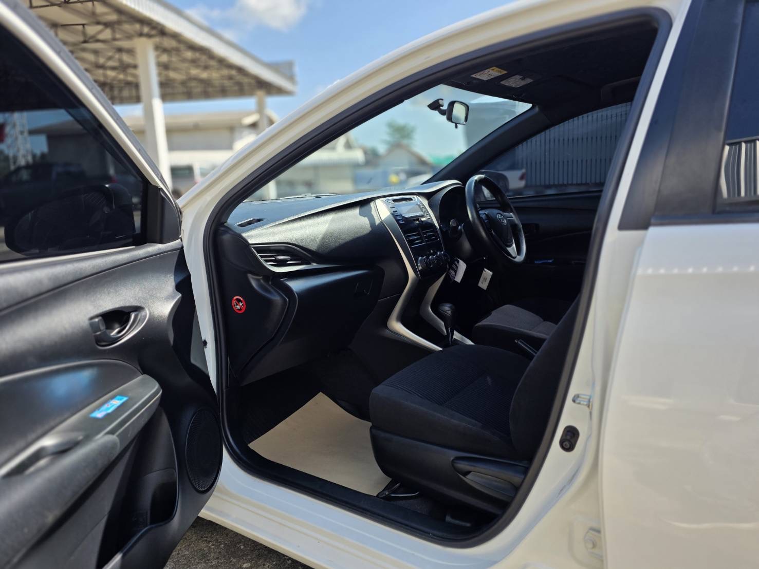 Car image 14