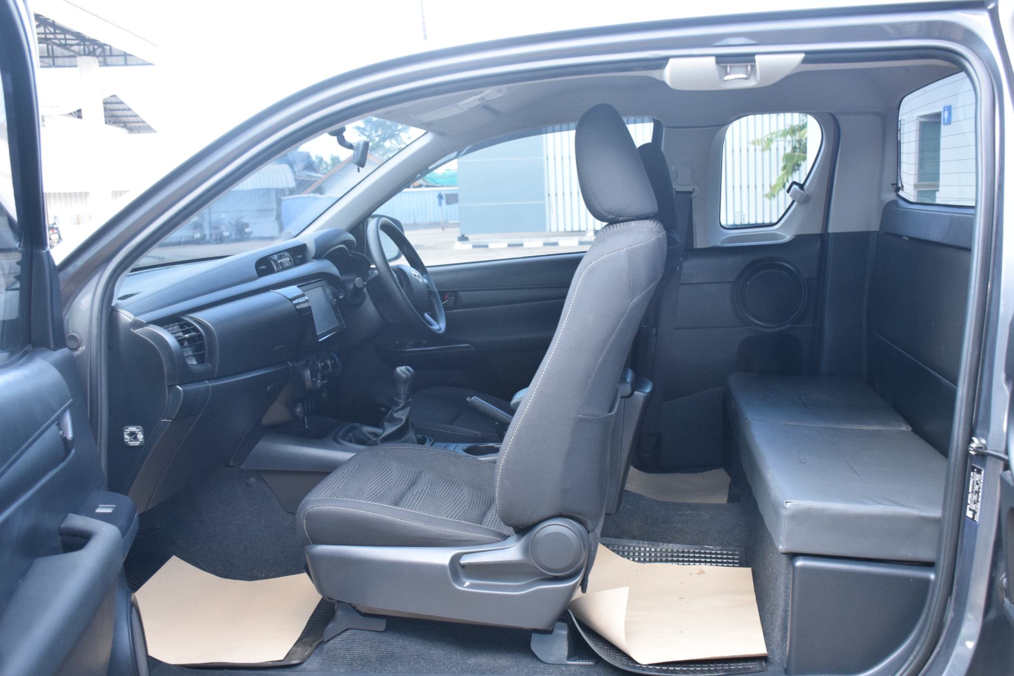 Car image 19